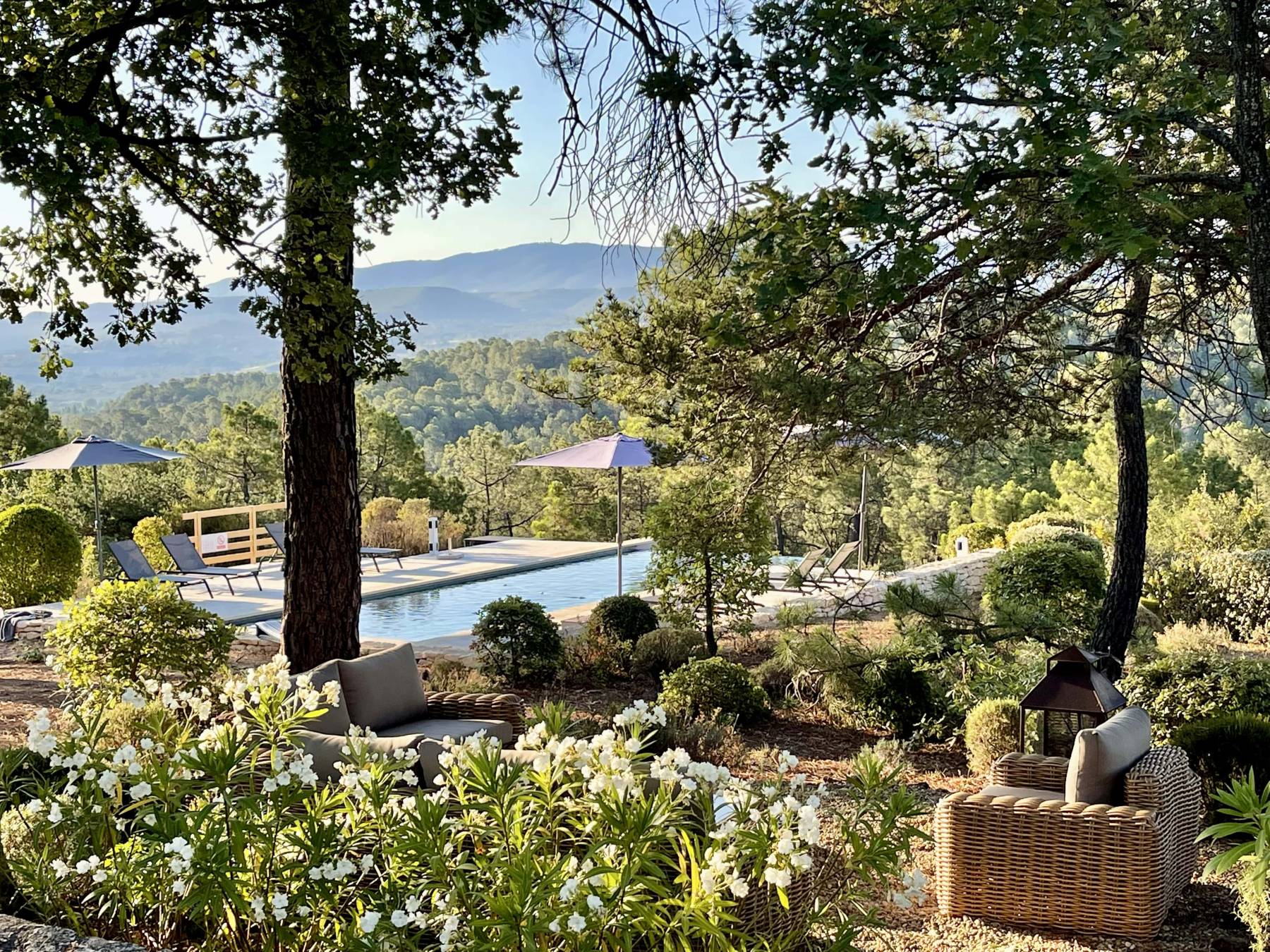Panoramic view for this single storey villa for rent in Roussillon in the Luberon