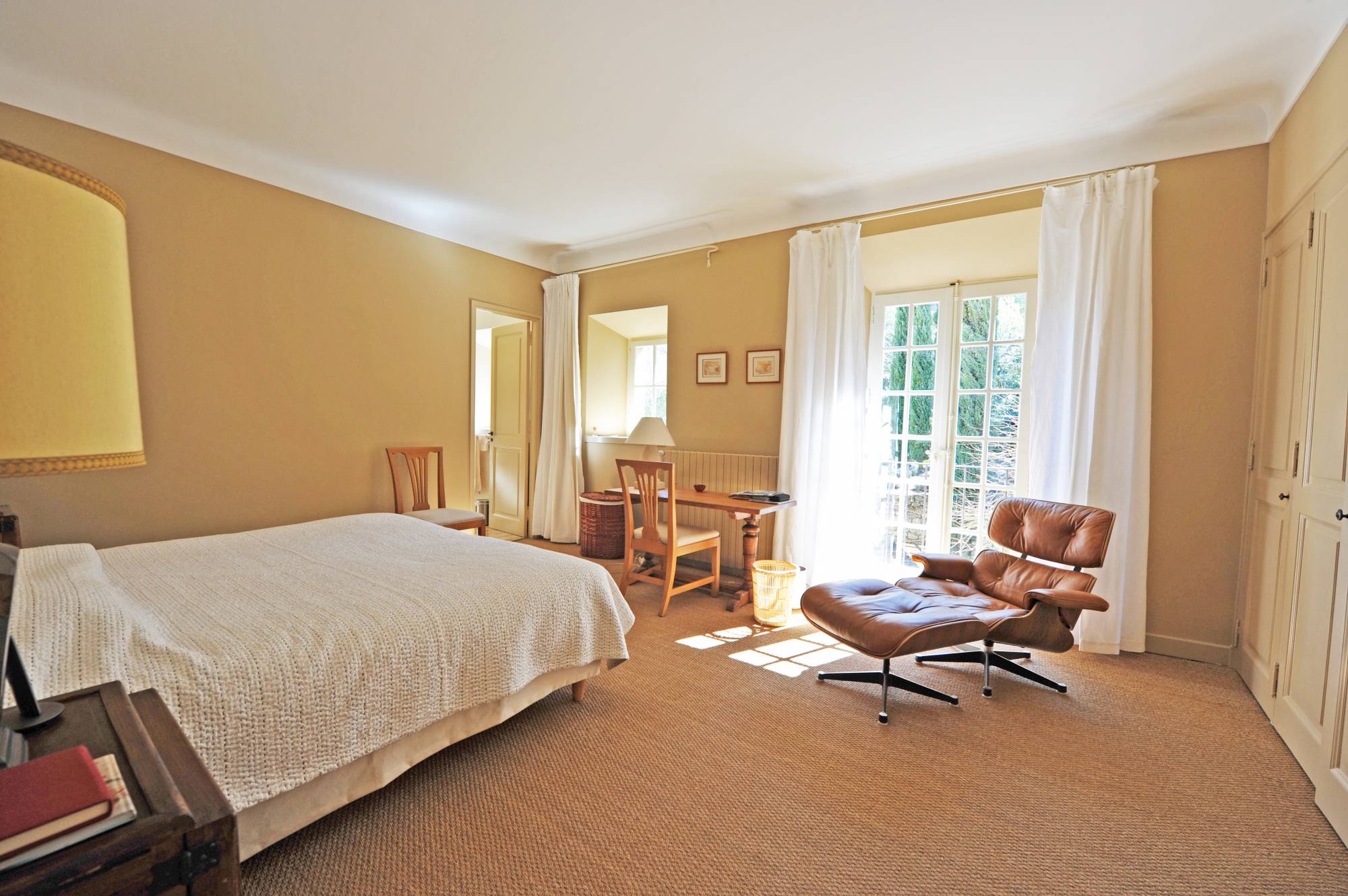 Rental in Bonnieux, superb renovated stone building in a dominant position with a view of the Luberon.