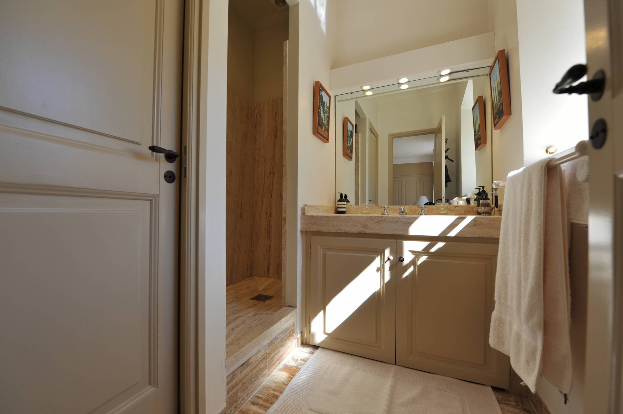 Rental in Bonnieux, superb renovated stone building in a dominant position with a view of the Luberon.