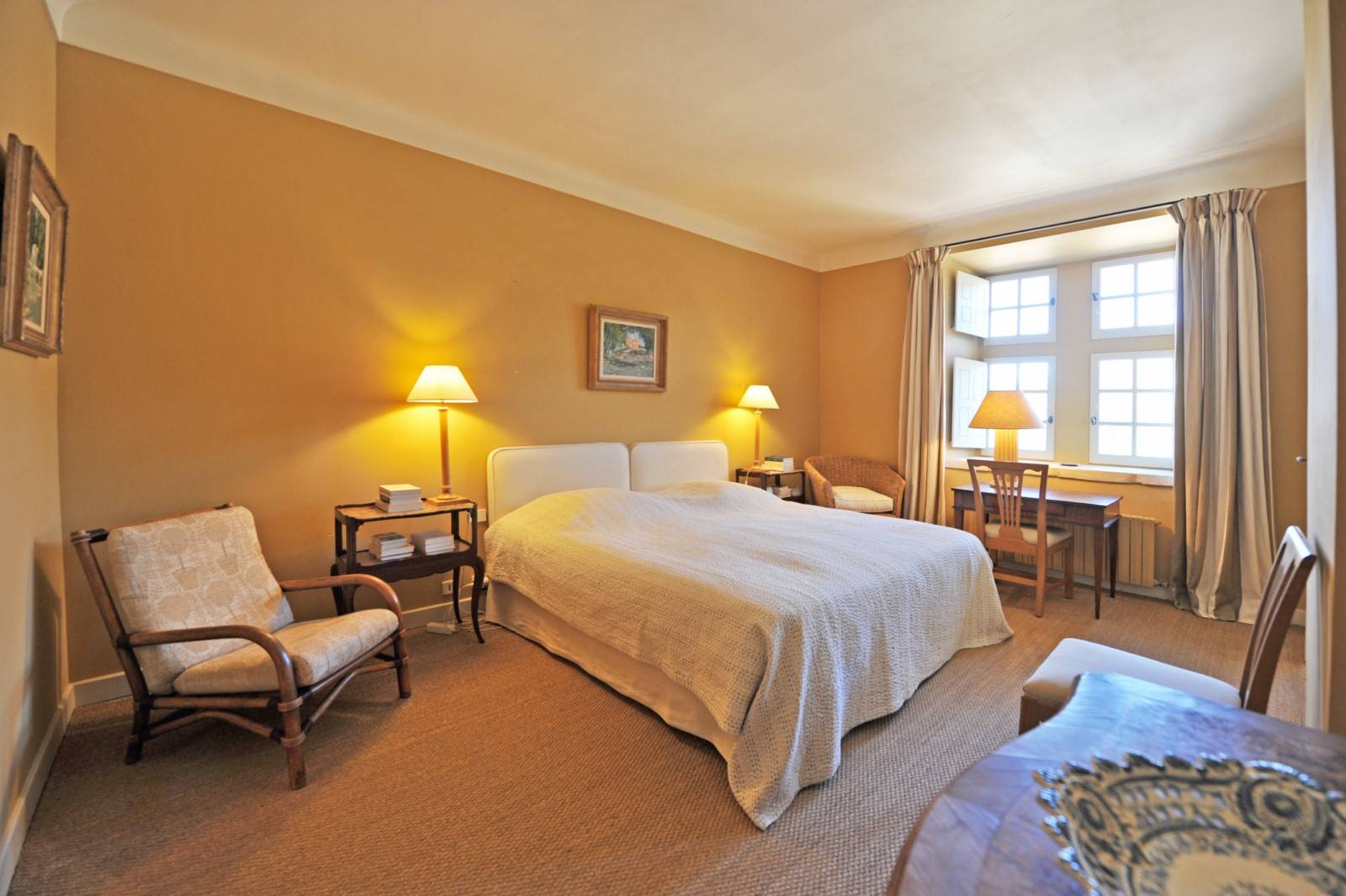 Rental in Bonnieux, superb renovated stone building in a dominant position with a view of the Luberon.