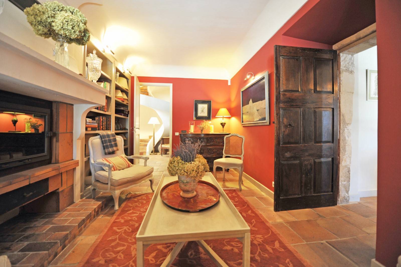 Rental in Bonnieux, superb renovated stone building in a dominant position with a view of the Luberon.