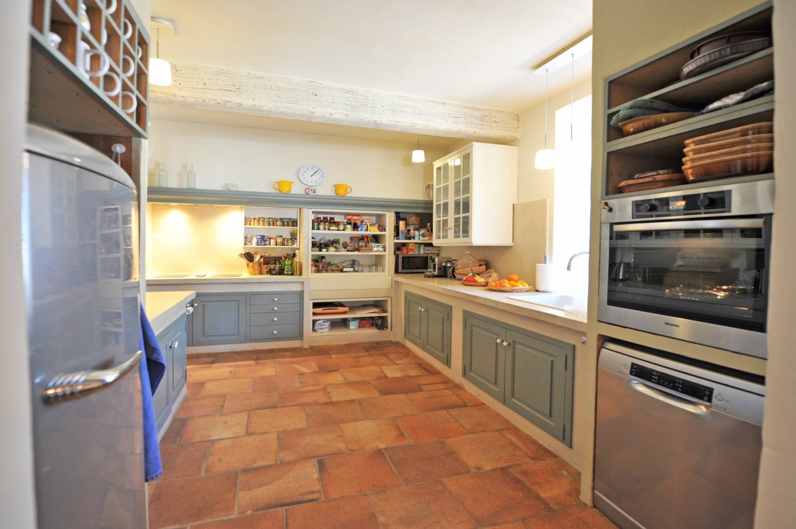 Rental in Bonnieux, superb renovated stone building in a dominant position with a view of the Luberon.