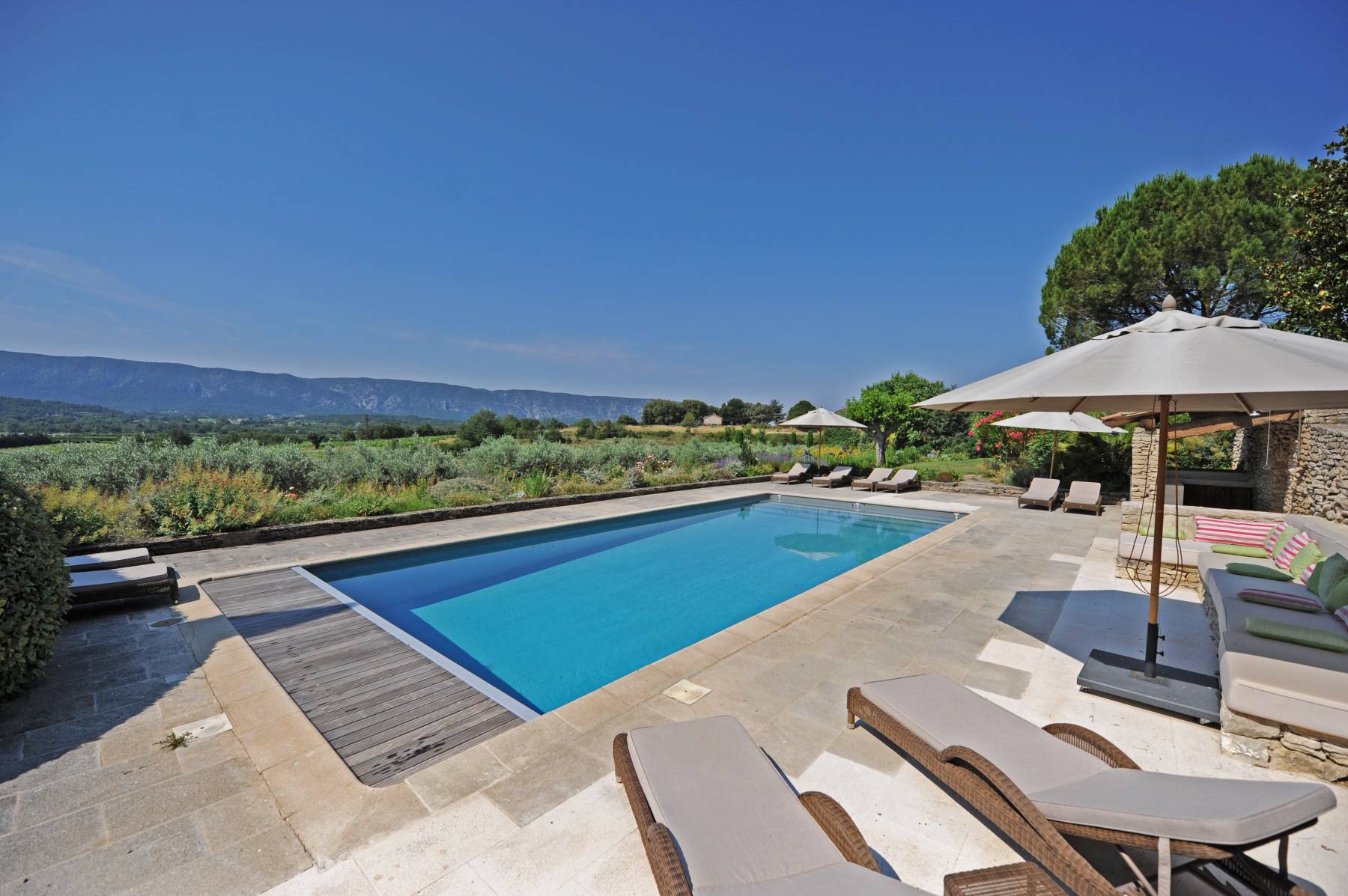 Superb mas on the edge of one of the most authentic and pleasant hamlets of Gordes. 