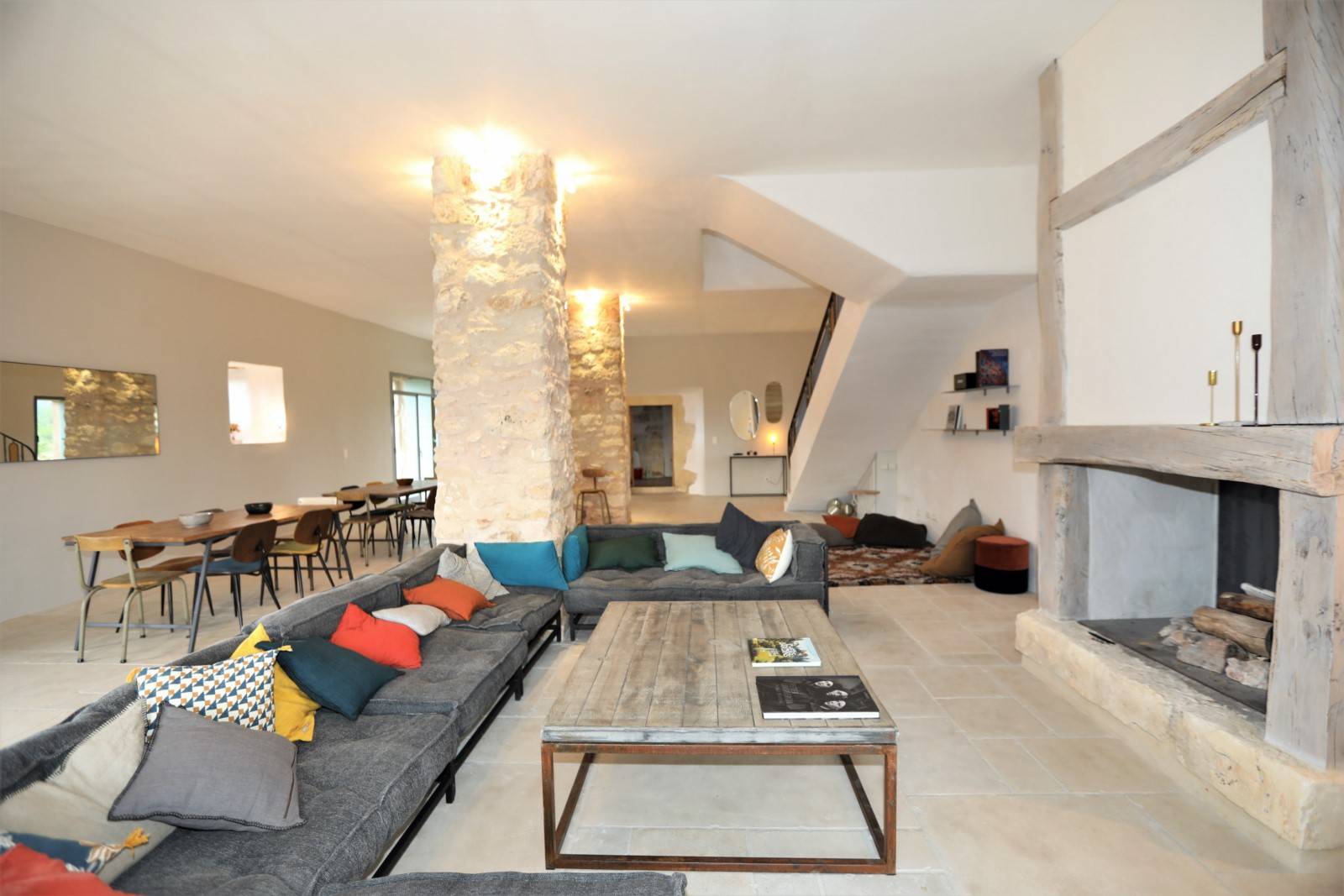 In the heart of a nature preserve, old barn with swimming pool entirely restored located on the heights of the commune of Lioux. 