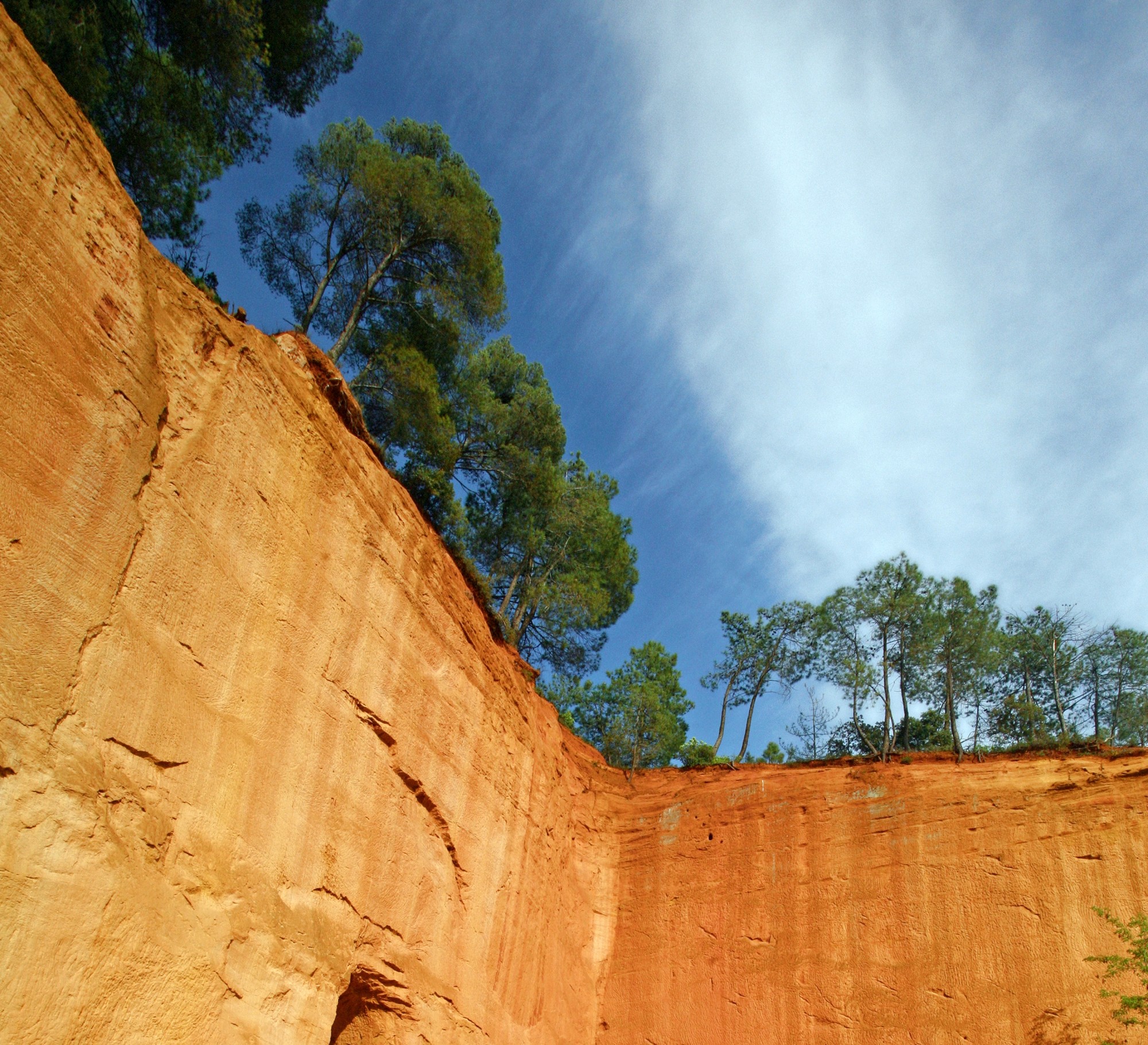 Gargas, ocres sur ciel bleu