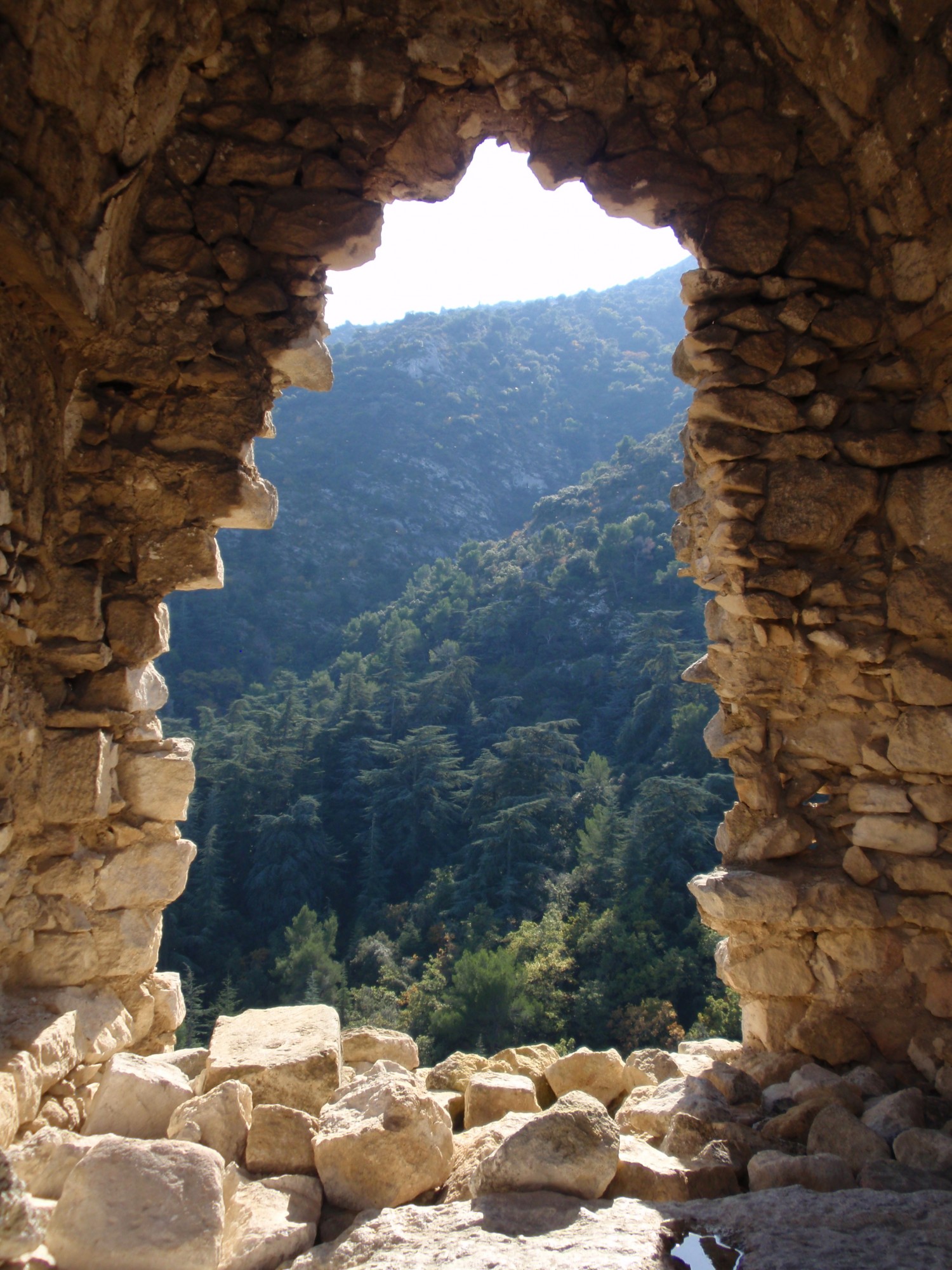 Vue par l'un des trous des murs du chateau d'Oppède-le-vieux