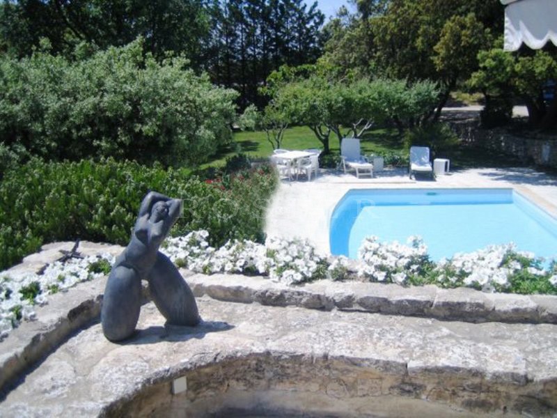 In Gordes, property with stunning views,  in an exceptional location to rent for a summer in Luberon
