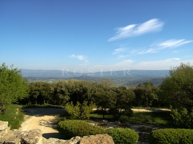 In Gordes, property with stunning views,  in an exceptional location to rent for a summer in Luberon