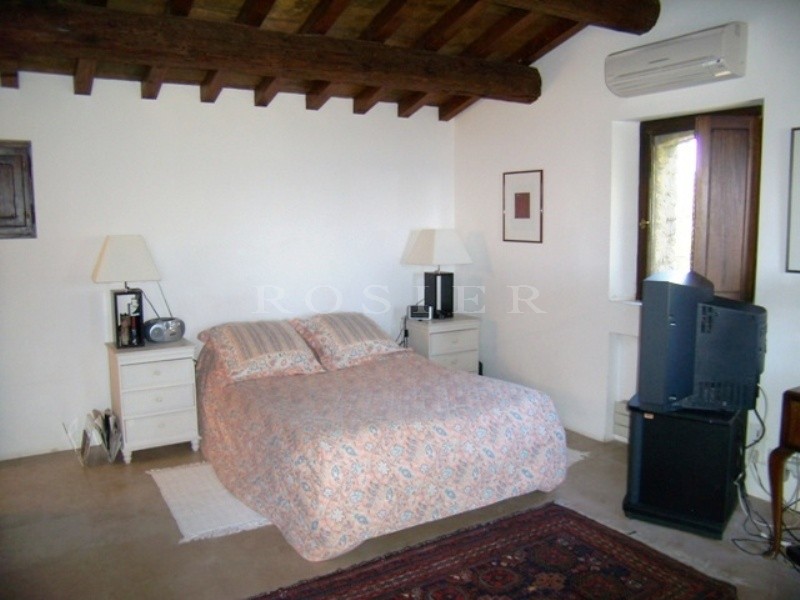 In Gordes, property with stunning views,  in an exceptional location to rent for a summer in Luberon