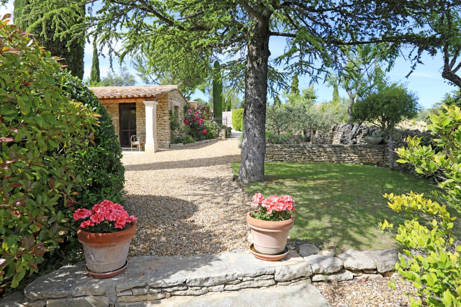 For rent, just a few minutes' walk from the centre of Gordes, stunning stone house with pool and views over the Luberon.