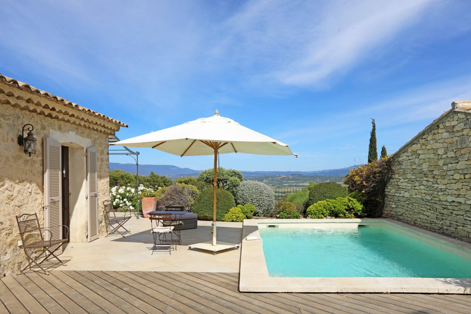 For rent, just a few minutes' walk from the centre of Gordes, stunning stone house with pool and views over the Luberon.