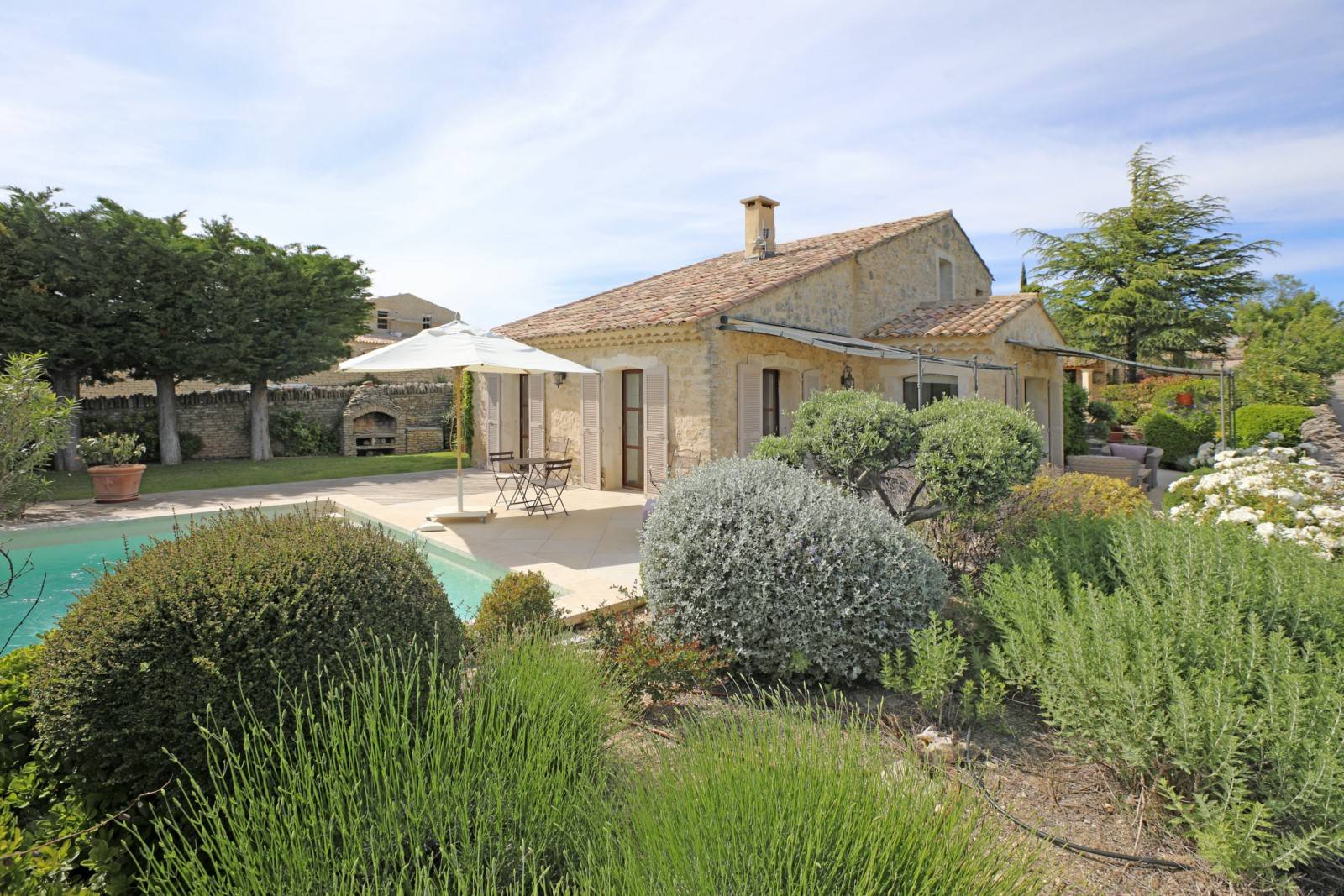 For rent, just a few minutes' walk from the centre of Gordes, stunning stone house with pool and views over the Luberon.