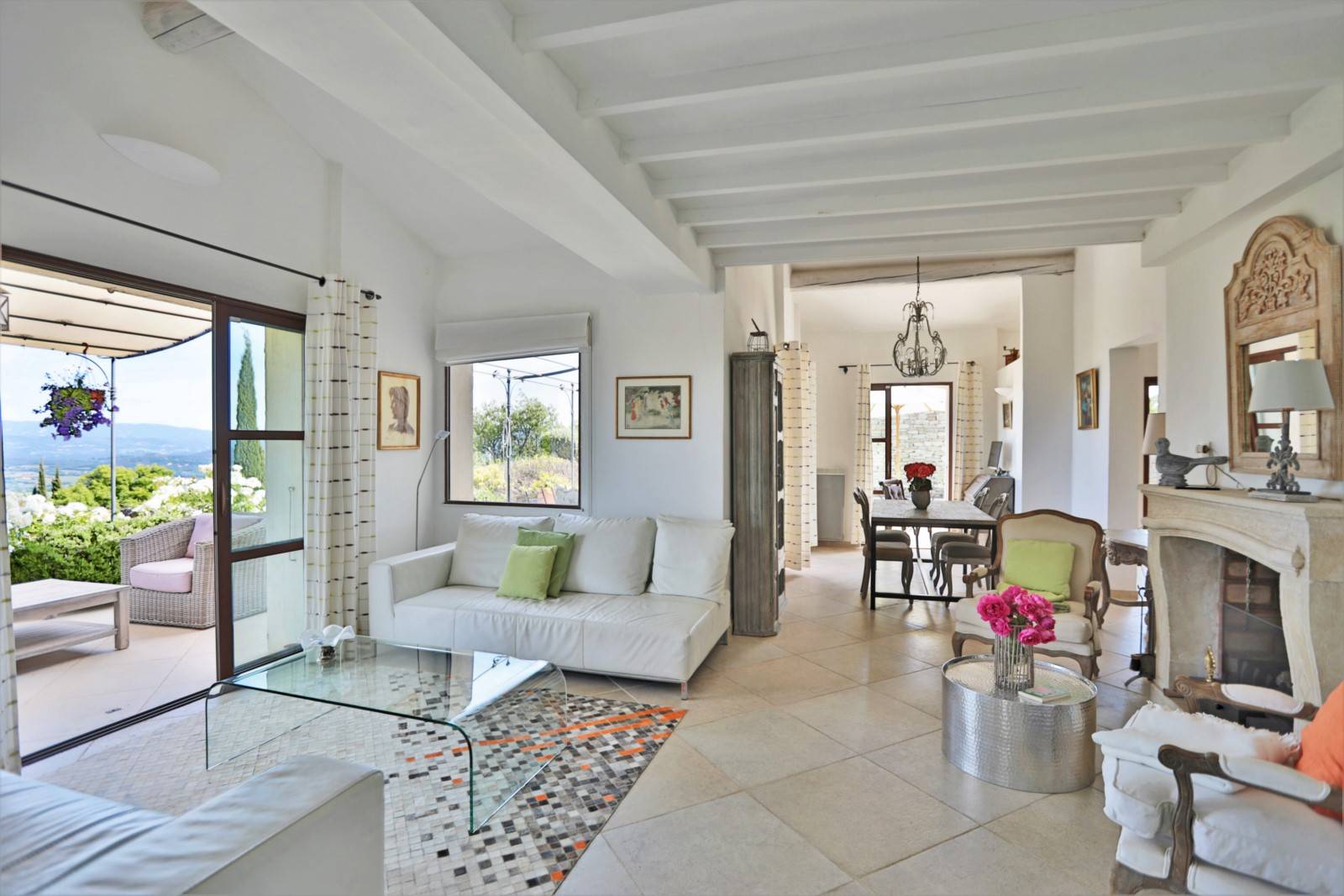 For rent, just a few minutes' walk from the centre of Gordes, stunning stone house with pool and views over the Luberon.