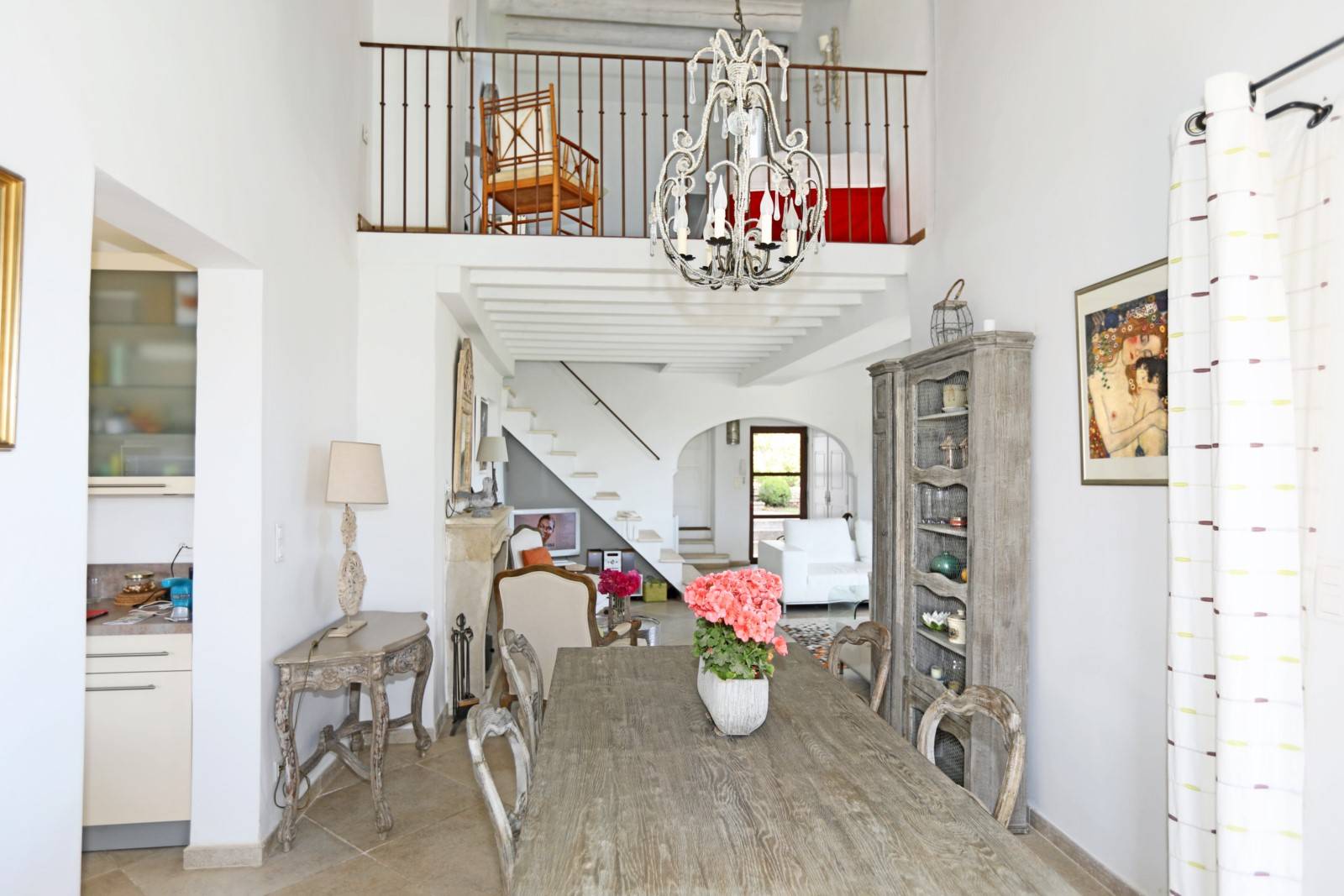 For rent, just a few minutes' walk from the centre of Gordes, stunning stone house with pool and views over the Luberon.