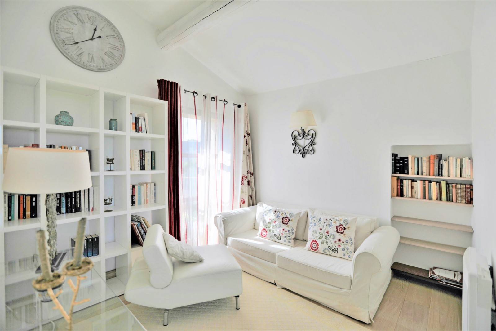 For rent, just a few minutes' walk from the centre of Gordes, stunning stone house with pool and views over the Luberon.
