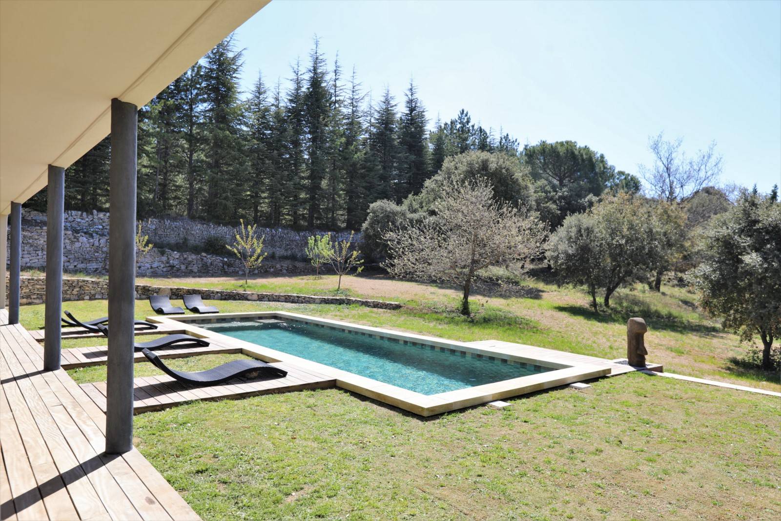 in Venasque, magnificent contemporary villa offering quality services.