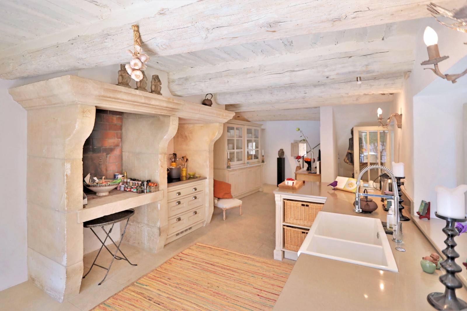 Beautiful Bastide restored with care, peacefull while being situated in the center of the village of Cabrières-d'Avignon.