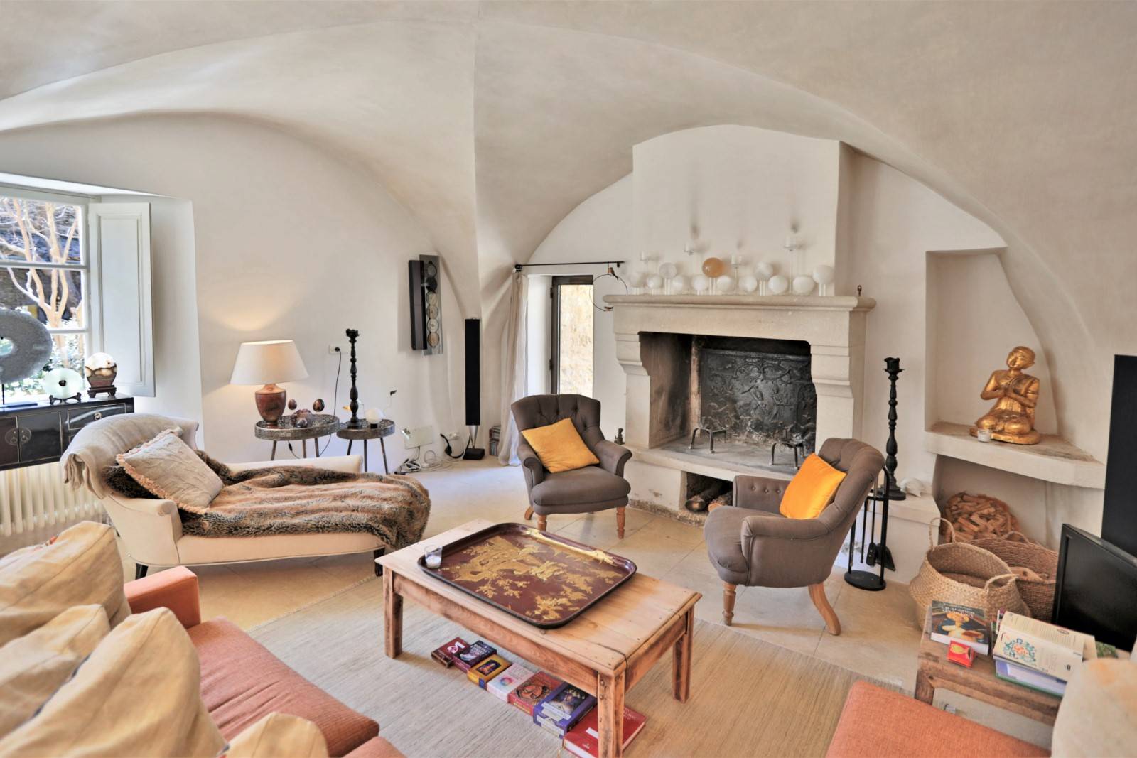 Beautiful Bastide restored with care, peacefull while being situated in the center of the village of Cabrières-d'Avignon.