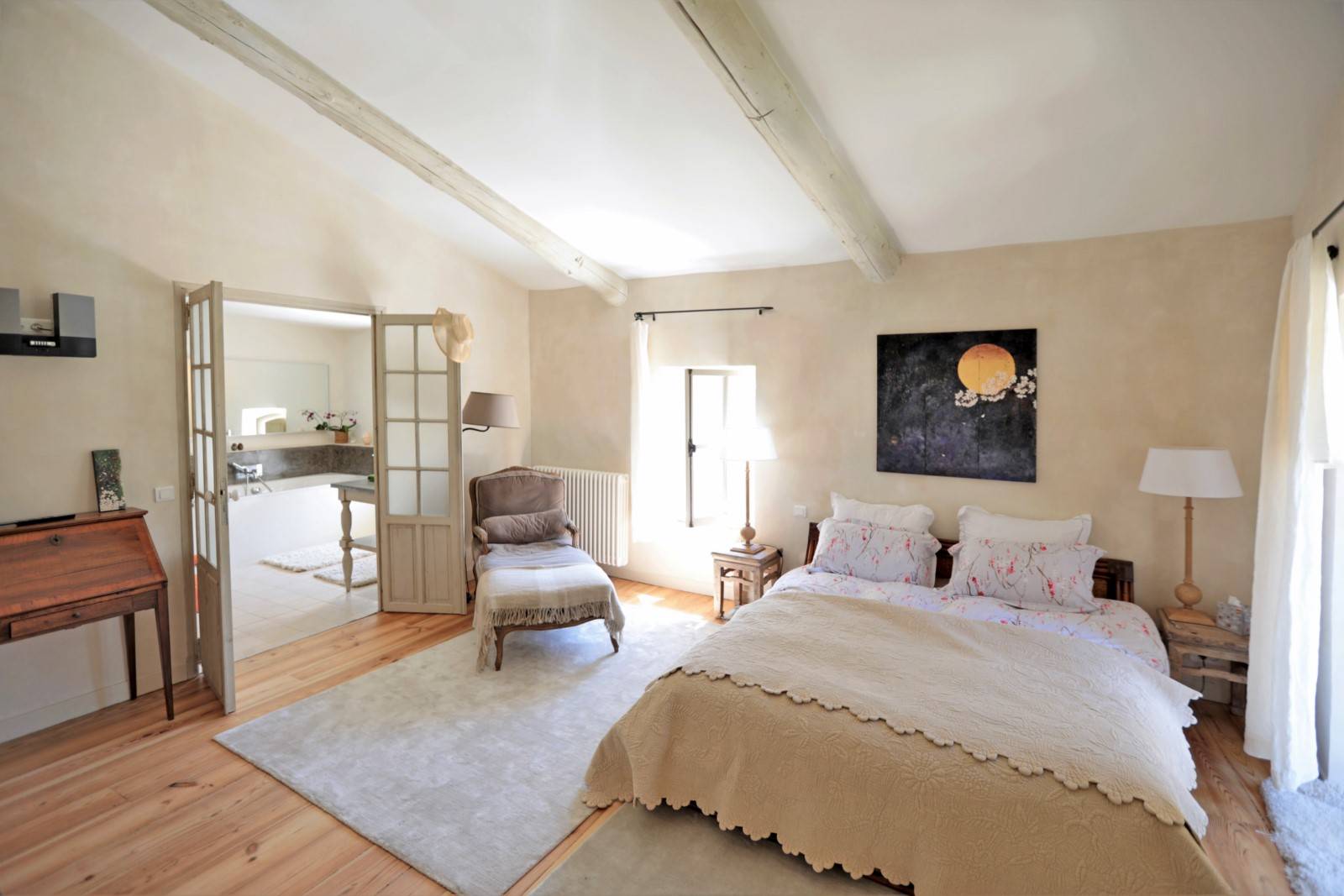 Beautiful Bastide restored with care, peacefull while being situated in the center of the village of Cabrières-d'Avignon.