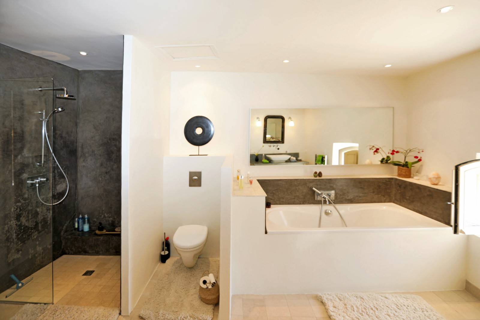 Beautiful Bastide restored with care, peacefull while being situated in the center of the village of Cabrières-d'Avignon.