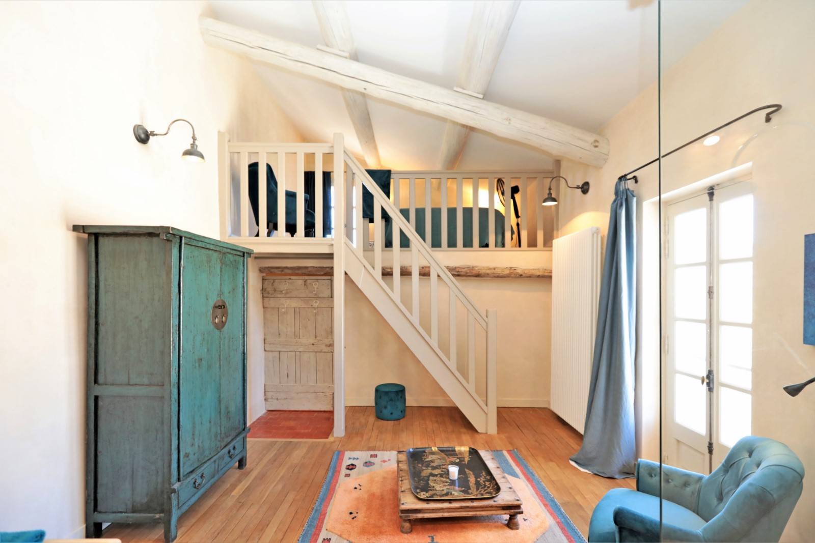 Beautiful Bastide restored with care, peacefull while being situated in the center of the village of Cabrières-d'Avignon.