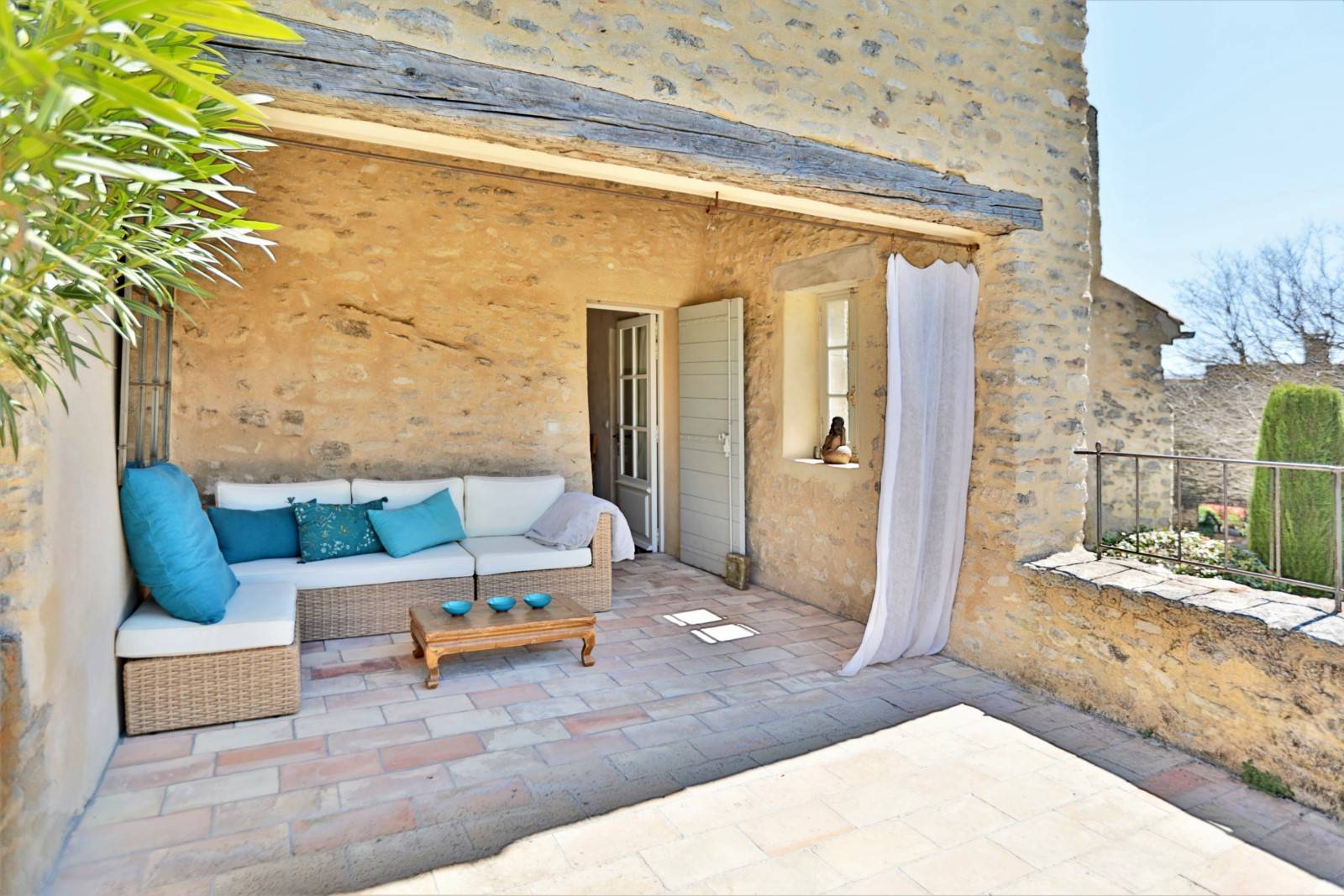 Beautiful Bastide restored with care, peacefull while being situated in the center of the village of Cabrières-d'Avignon.