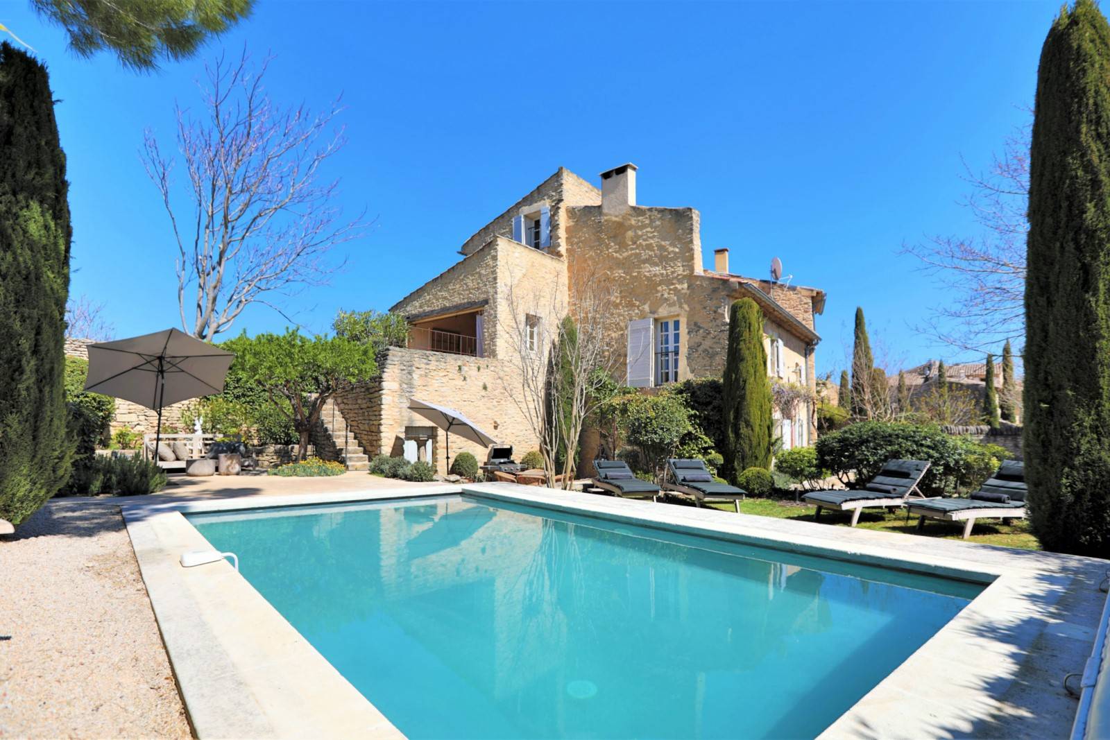 Beautiful Bastide restored with care, peacefull while being situated in the center of the village of Cabrières-d'Avignon.