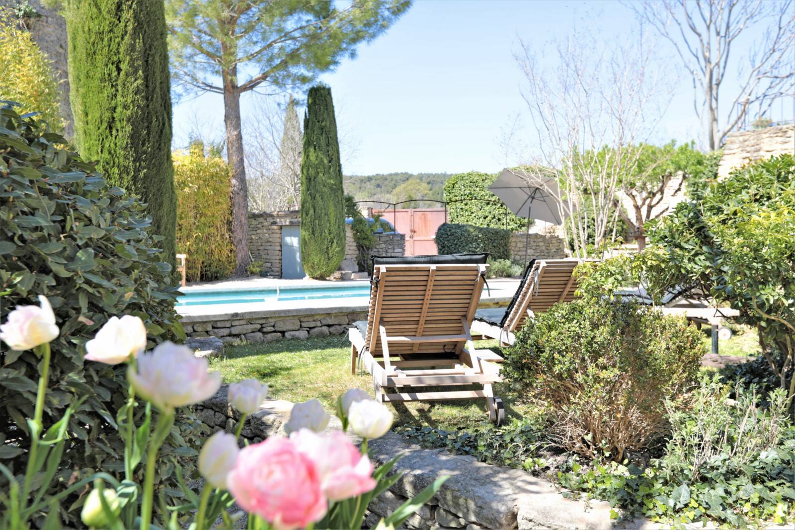 Beautiful Bastide restored with care, peacefull while being situated in the center of the village of Cabrières-d'Avignon.
