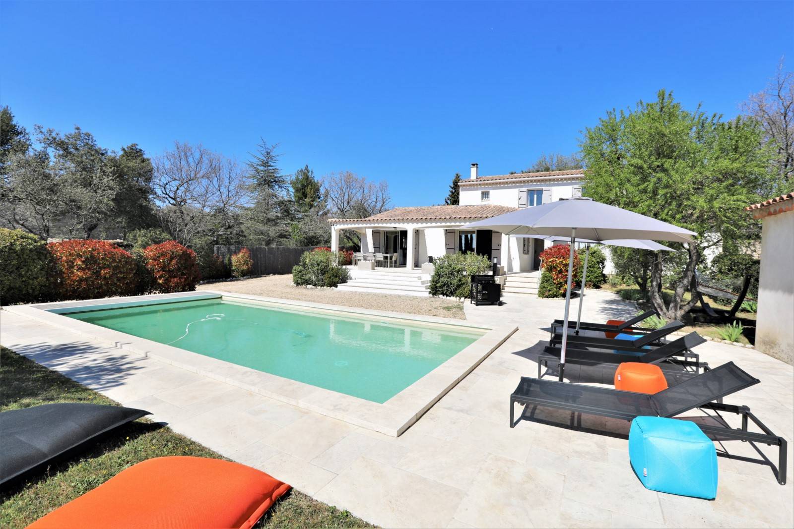 in Cabrières d'Avignon, superb recent house with swimming pool. Ideally located in a residential area.