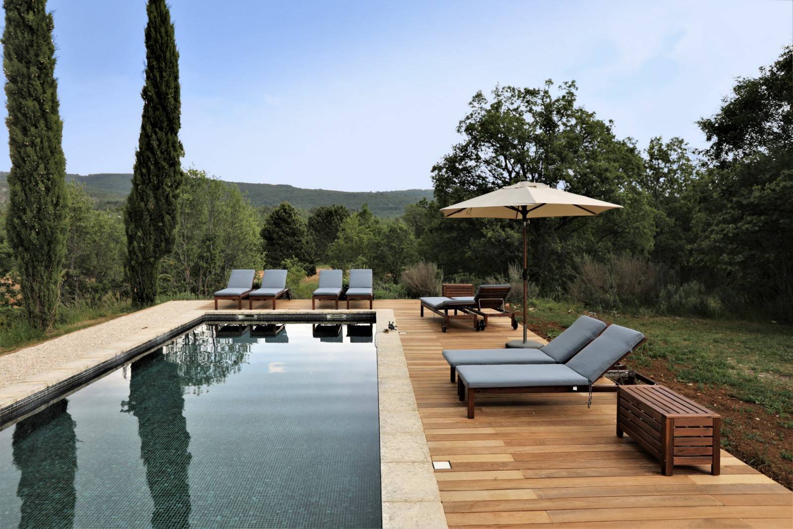 In the heart of a nature preserve, old barn with swimming pool entirely restored located on the heights of the commune of Lioux. 