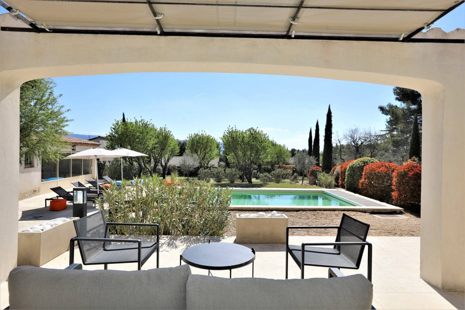 in Cabrières d'Avignon, superb recent house with swimming pool. Ideally located in a residential area.