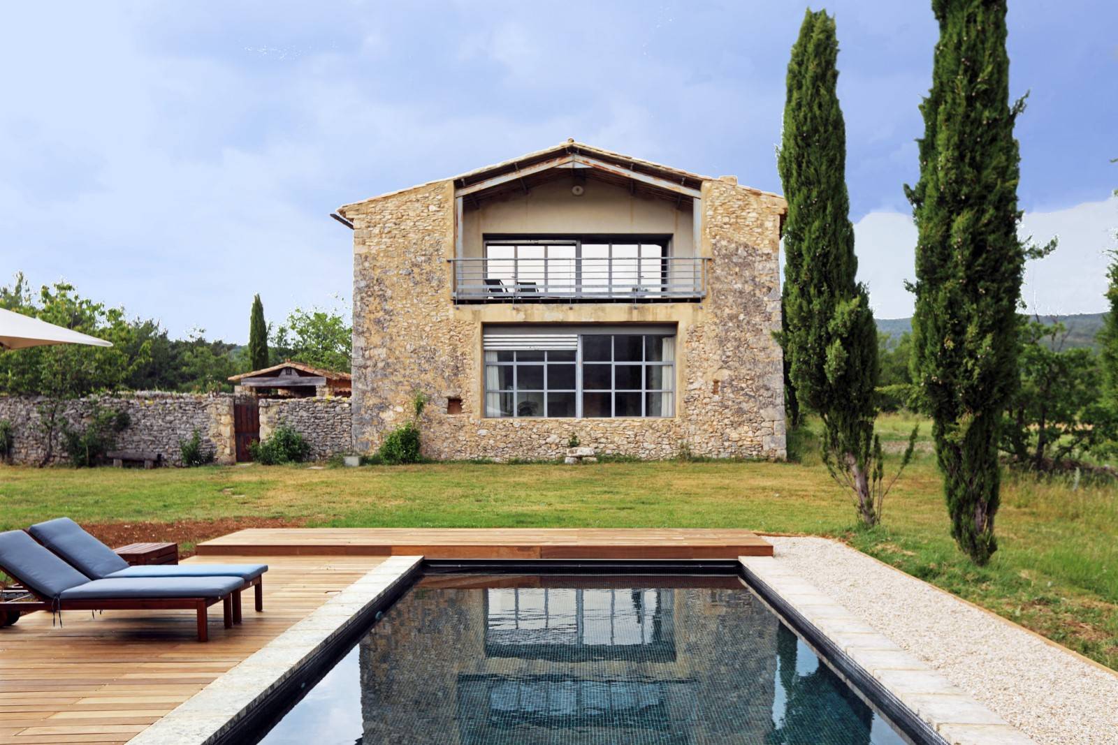 In the heart of a nature preserve, old barn with swimming pool entirely restored located on the heights of the commune of Lioux. 