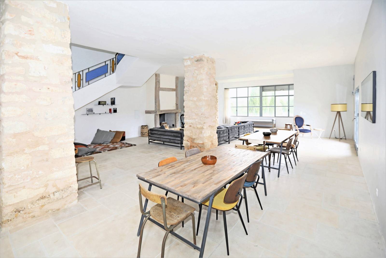 In the heart of a nature preserve, old barn with swimming pool entirely restored located on the heights of the commune of Lioux. 
