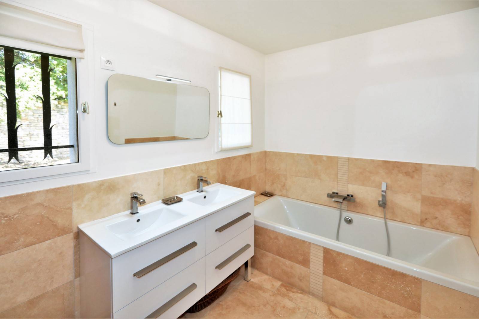 in Cabrières d'Avignon, superb recent house with swimming pool. Ideally located in a residential area.