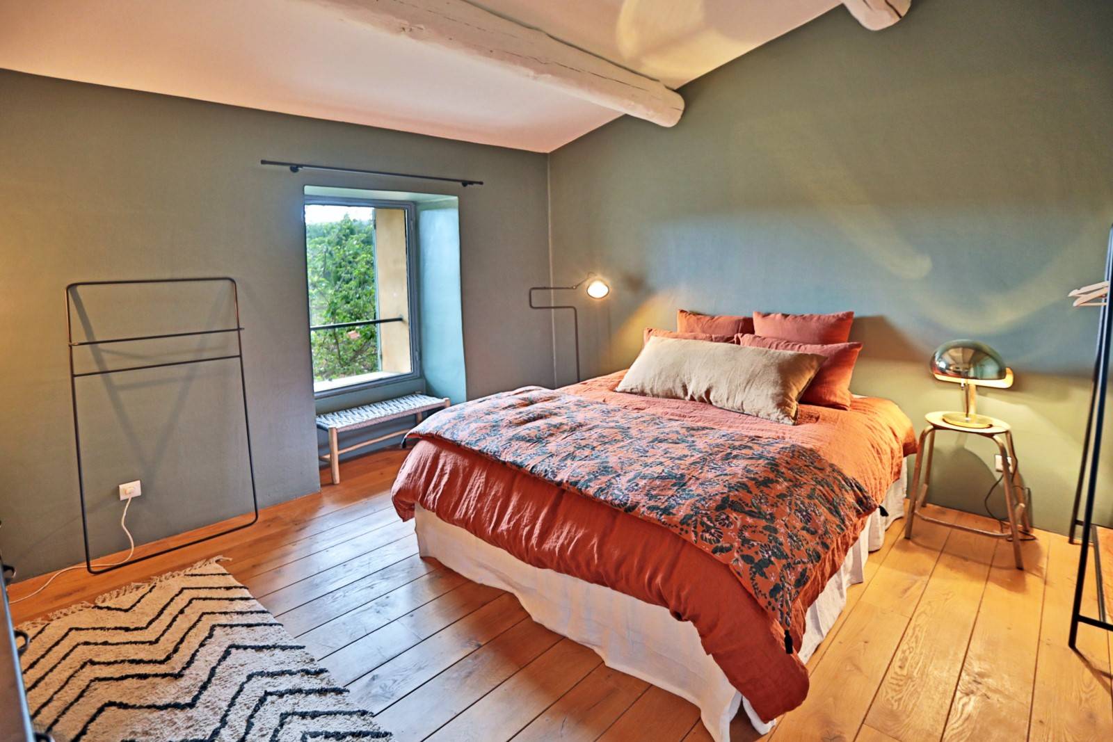 In the heart of a nature preserve, old barn with swimming pool entirely restored located on the heights of the commune of Lioux. 