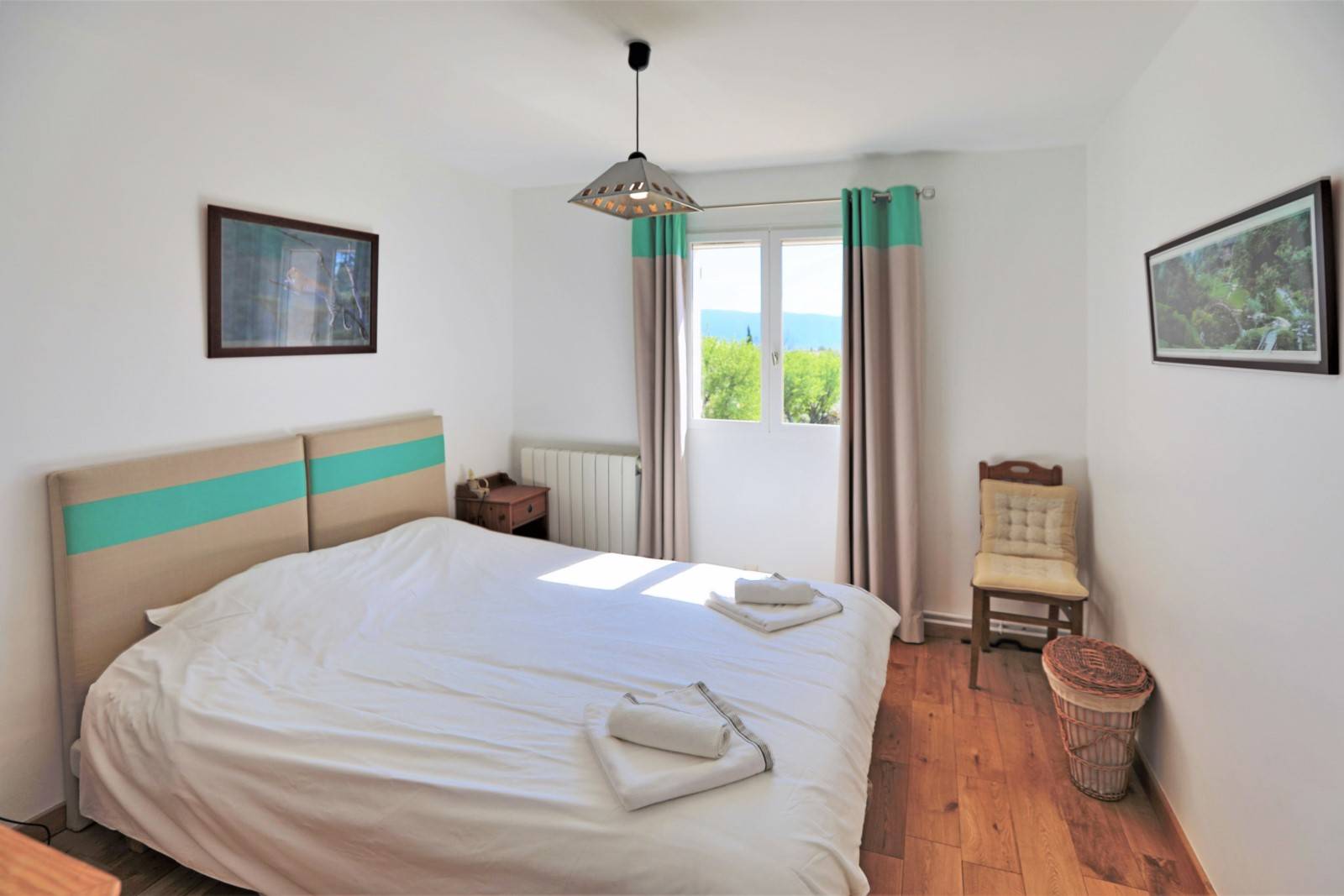 in Cabrières d'Avignon, superb recent house with swimming pool. Ideally located in a residential area.