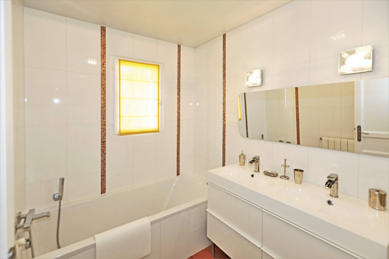 in Cabrières d'Avignon, superb recent house with swimming pool. Ideally located in a residential area.