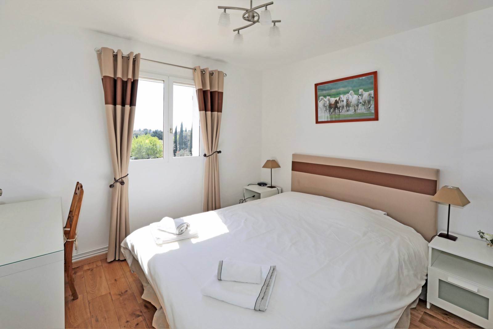 in Cabrières d'Avignon, superb recent house with swimming pool. Ideally located in a residential area.