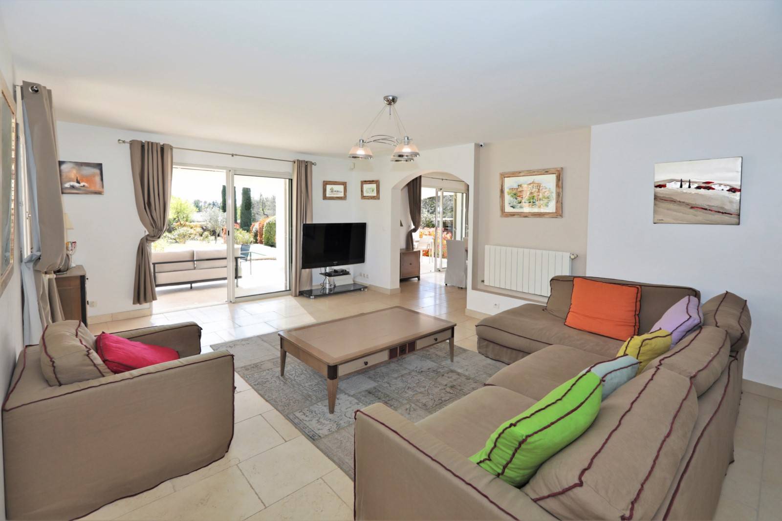 in Cabrières d'Avignon, superb recent house with swimming pool. Ideally located in a residential area.