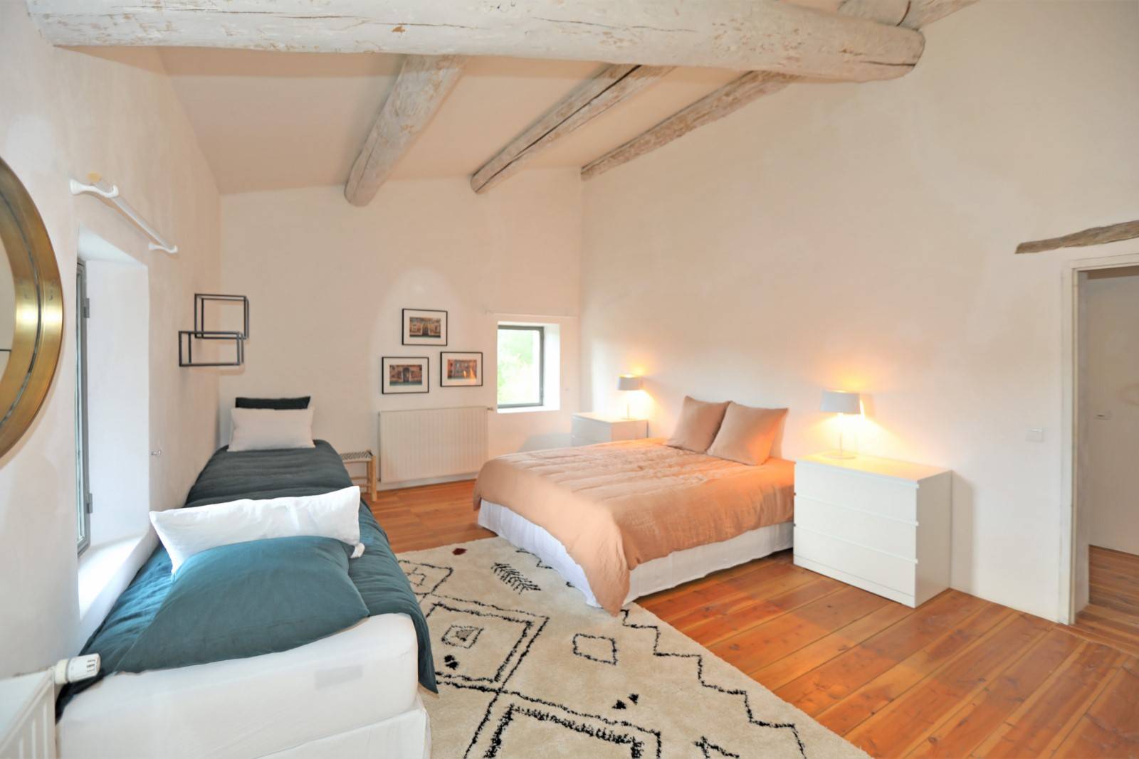 In the heart of a nature preserve, old barn with swimming pool entirely restored located on the heights of the commune of Lioux. 