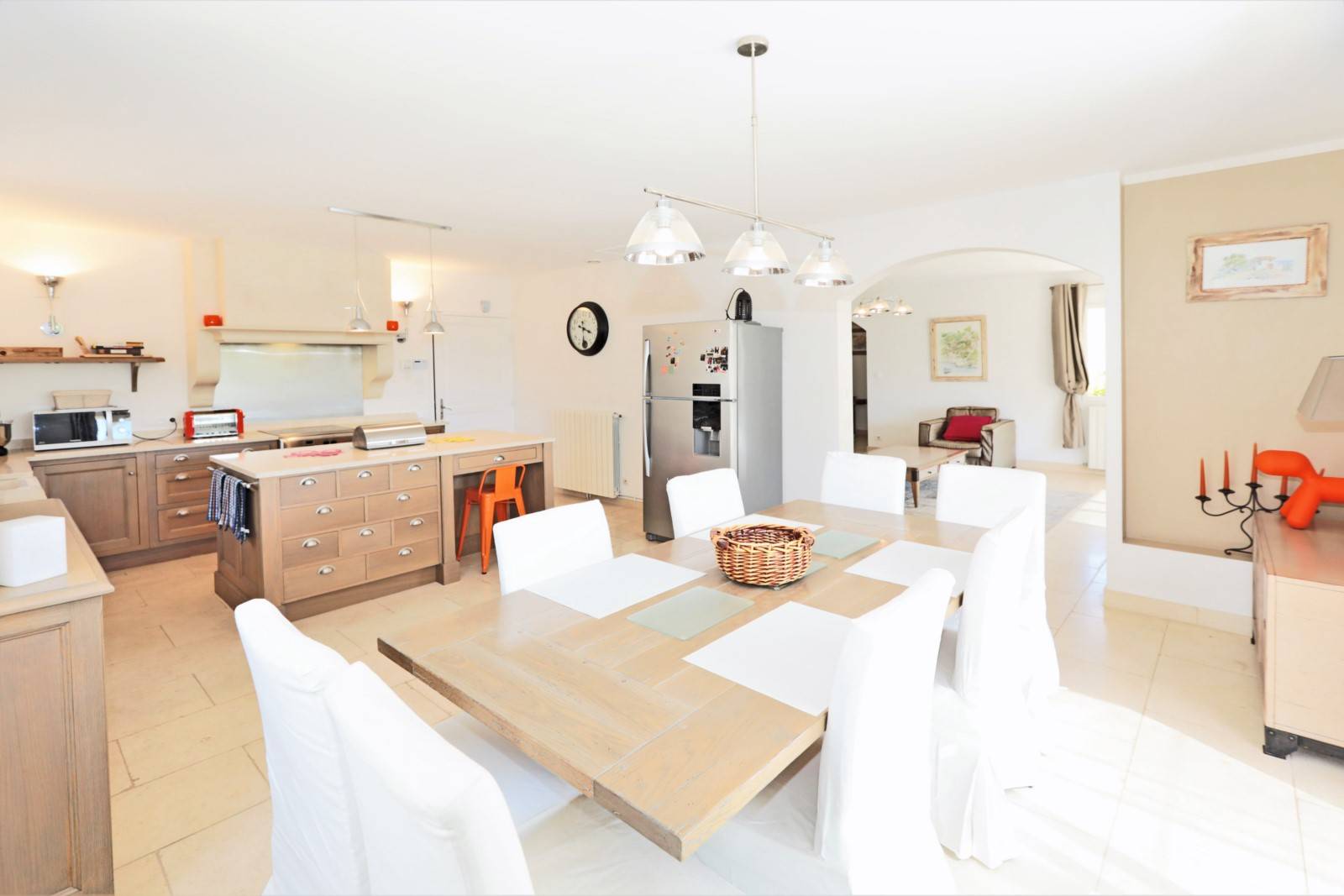 in Cabrières d'Avignon, superb recent house with swimming pool. Ideally located in a residential area.