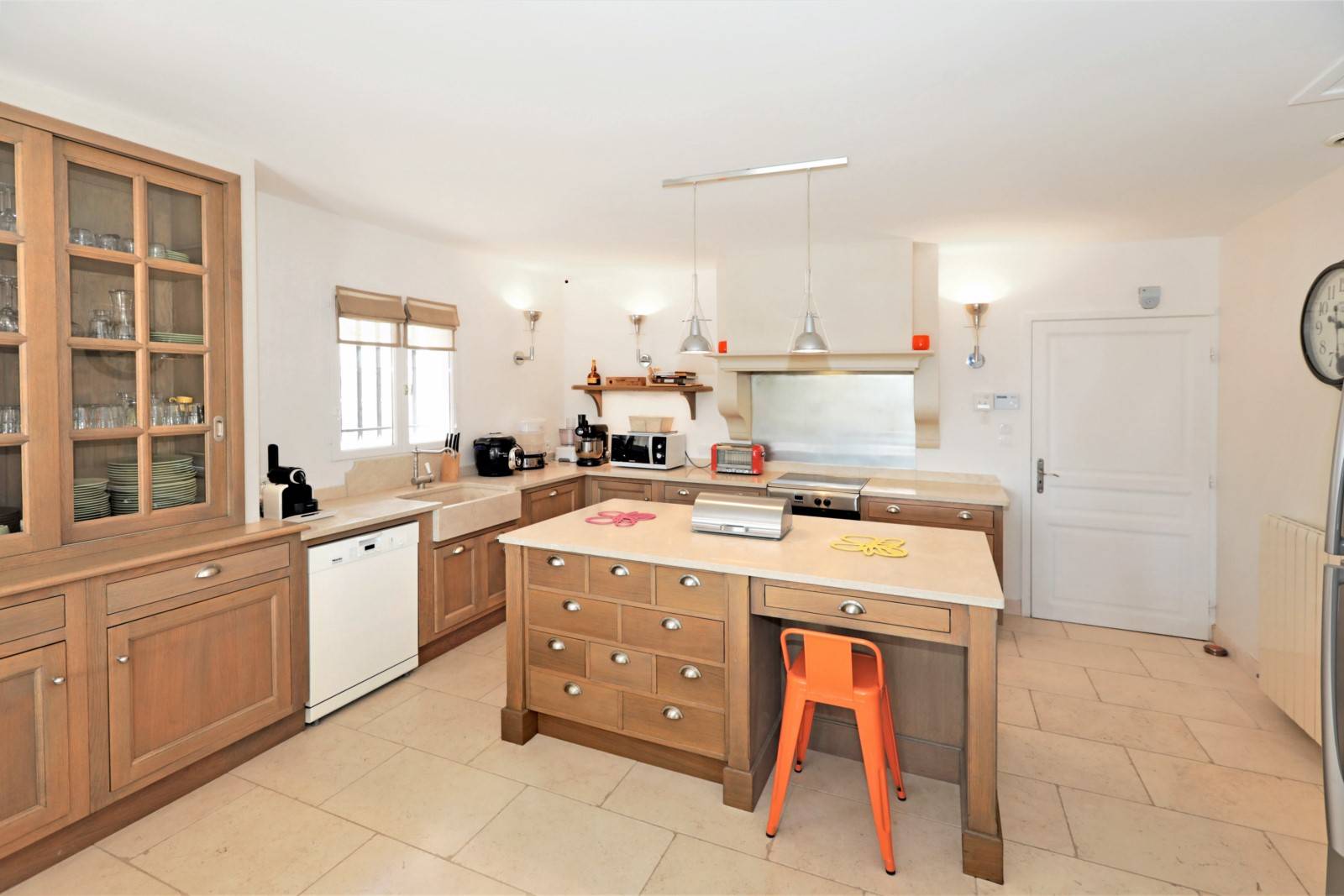 in Cabrières d'Avignon, superb recent house with swimming pool. Ideally located in a residential area.
