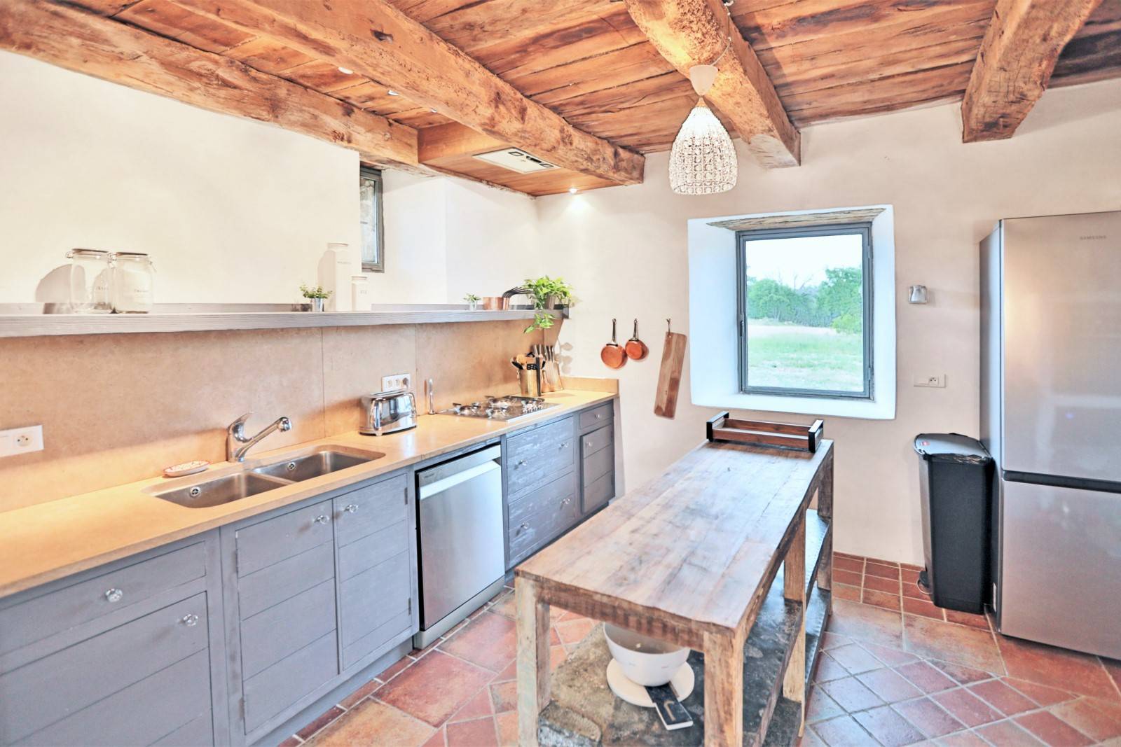 In the heart of a nature preserve, old barn with swimming pool entirely restored located on the heights of the commune of Lioux. 
