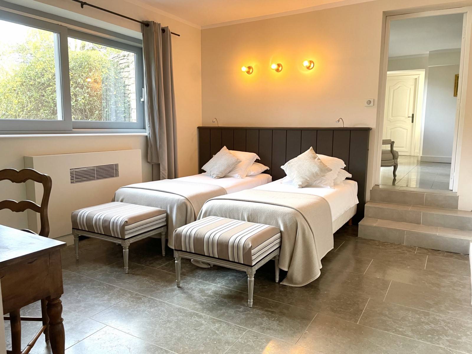 Close to the centre of the village of Gordes, exceptional property facing the Luberon and the Alpilles