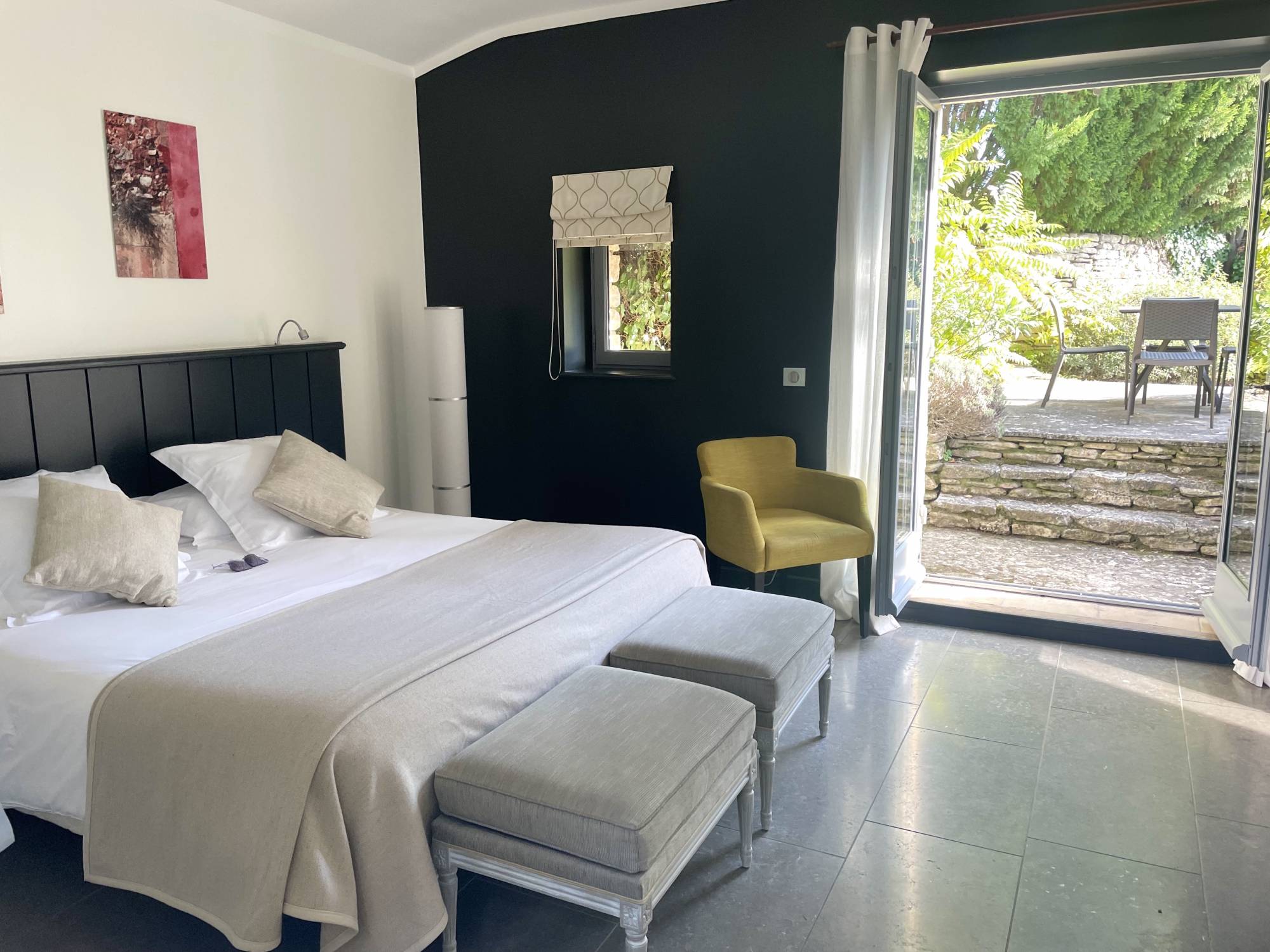 Close to the centre of the village of Gordes, exceptional property facing the Luberon and the Alpilles