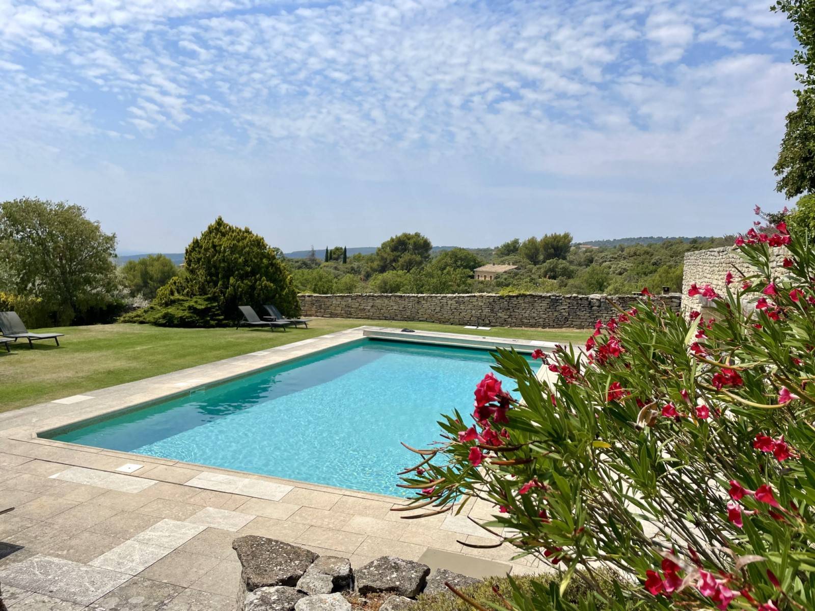 Close to the centre of the village of Gordes, exceptional property facing the Luberon and the Alpilles