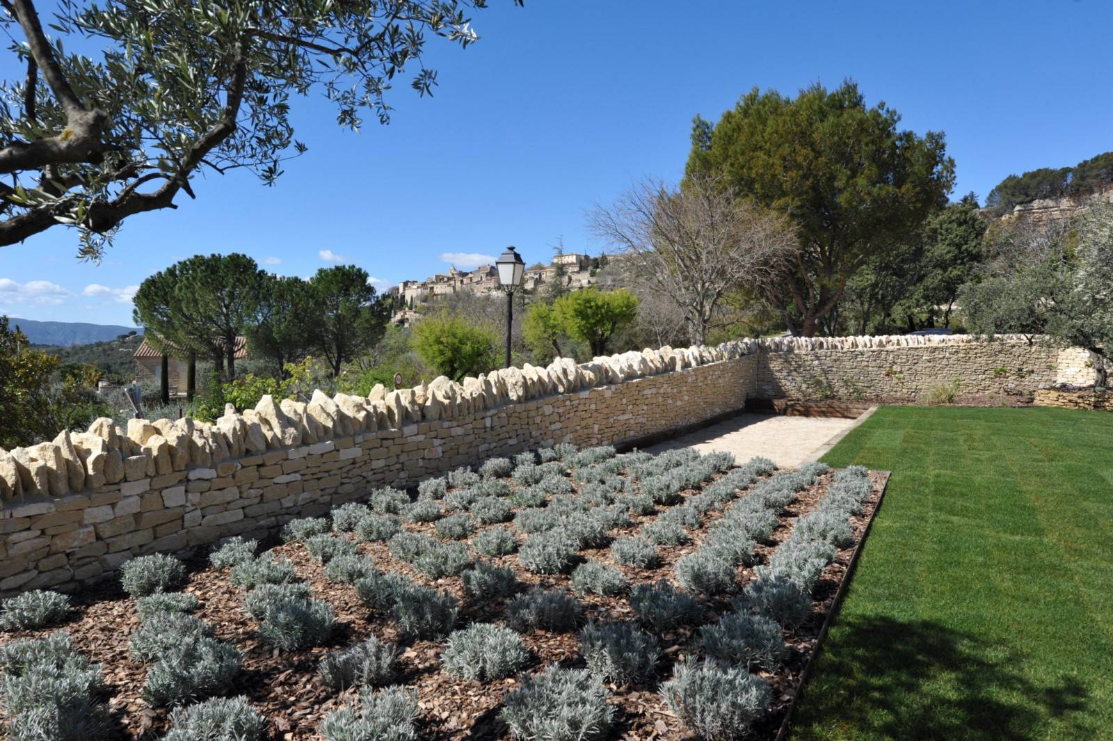 Beautiful single storey property located in Gordes with landscaped garden, heated swimming pool and view of the Luberon