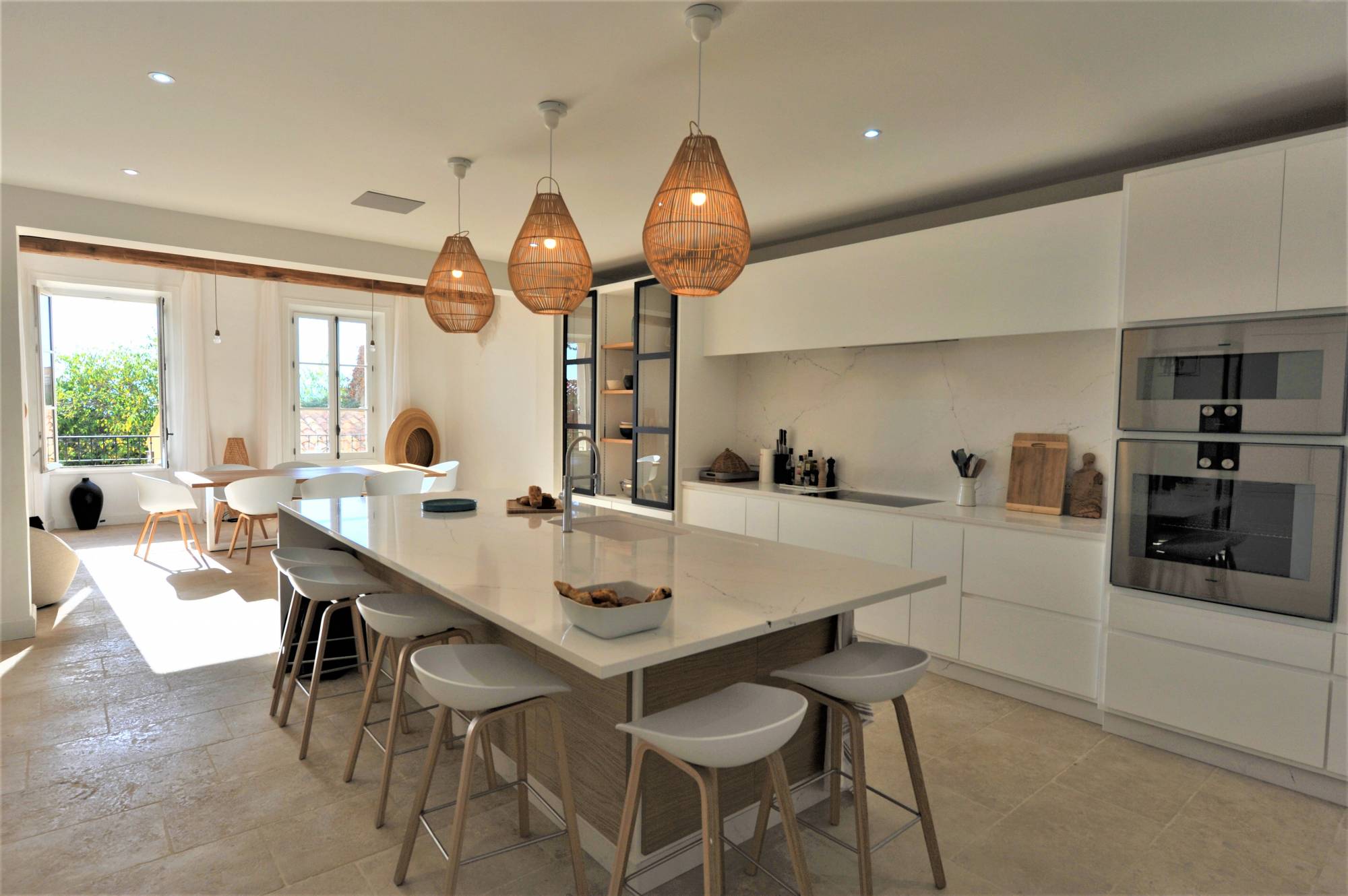 Beautiful mansion dating from the XVIIIth century entirely renovated with landscaped garden and heated swimming pool.