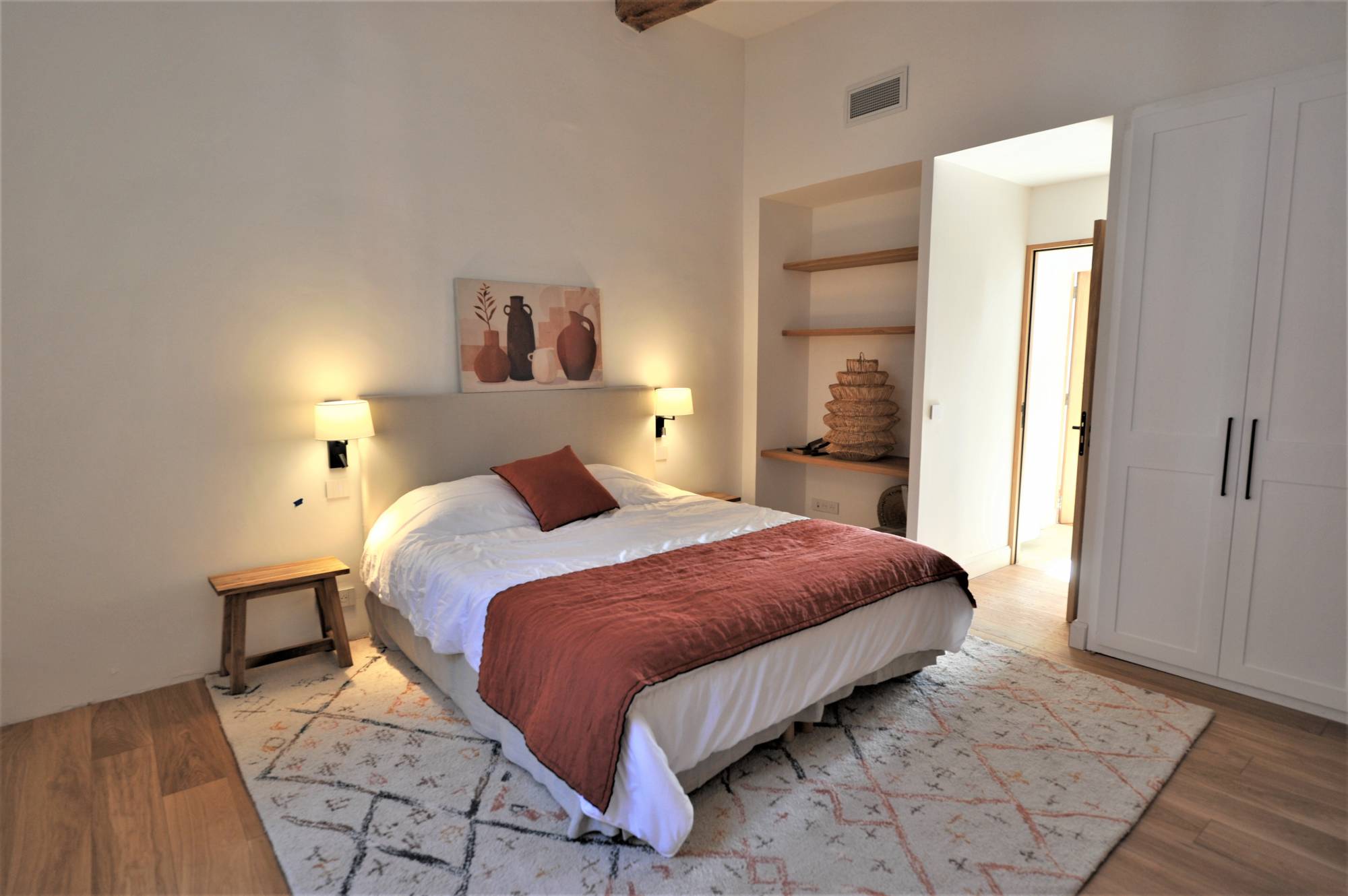 Beautiful mansion dating from the XVIIIth century entirely renovated with landscaped garden and heated swimming pool.