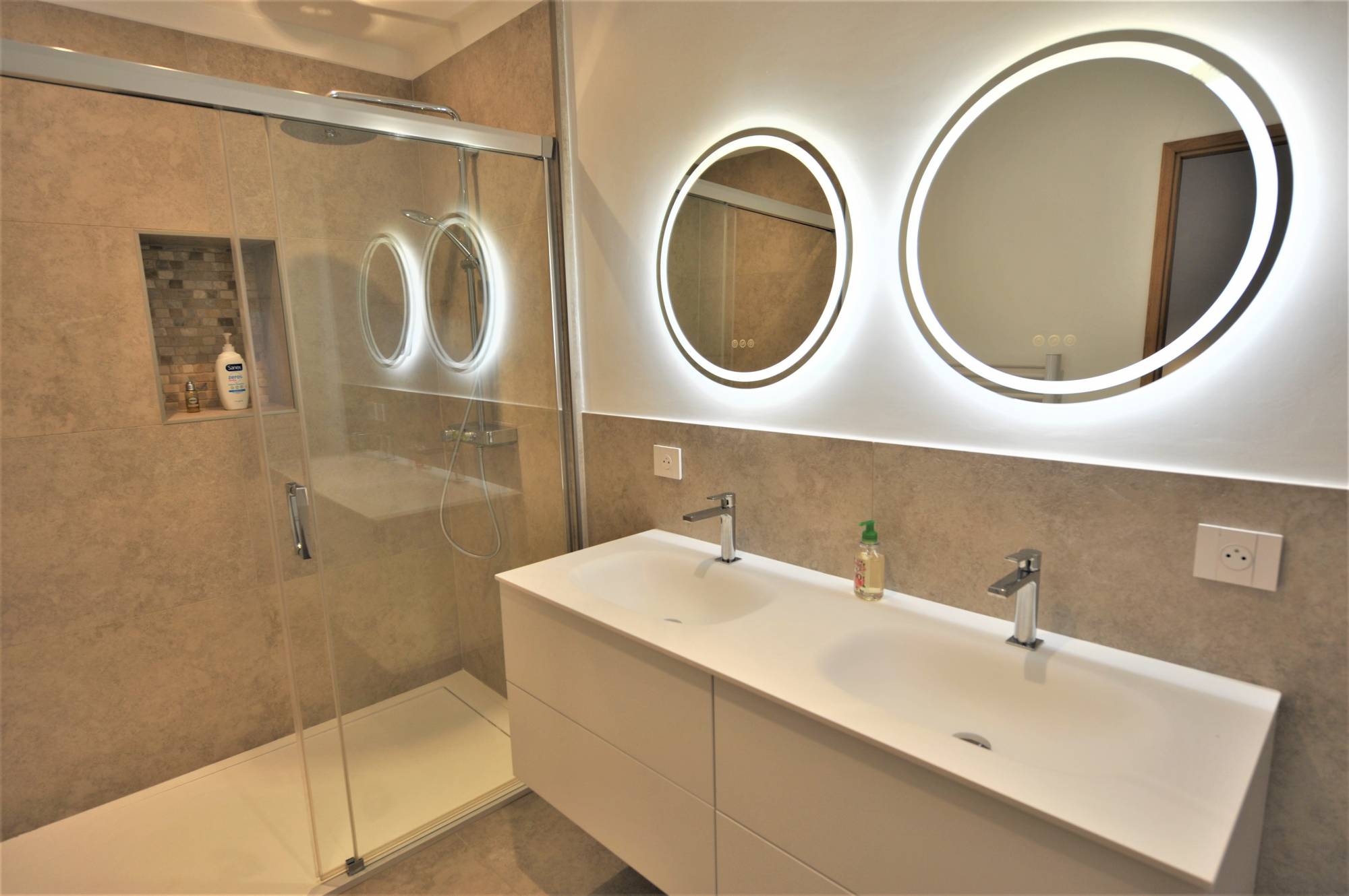 Beautiful mansion dating from the XVIIIth century entirely renovated with landscaped garden and heated swimming pool.